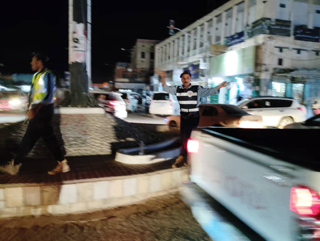 مرور القطن يبذل قصارى جهده في تنظيم حركة السير في الشوارع الرئيسية والفرعية في مدينة القطن في العشر الأواخر من رمضان مرور القطن يبذل قصارى جهده في تنظيم حركة السير في الشوارع الرئيسية والفرعية في مدينة القطن في العشر الأواخر من رمضان