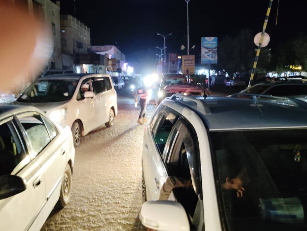 مرور القطن يبذل قصارى جهده في تنظيم حركة السير في الشوارع الرئيسية والفرعية في مدينة القطن في العشر الأواخر من رمضان مرور القطن يبذل قصارى جهده في تنظيم حركة السير في الشوارع الرئيسية والفرعية في مدينة القطن في العشر الأواخر من رمضان