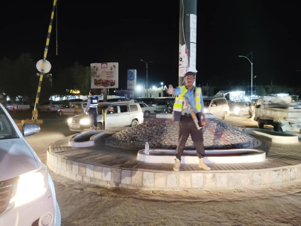 مرور القطن يبذل قصارى جهده في تنظيم حركة السير في الشوارع الرئيسية والفرعية في مدينة القطن في العشر الأواخر من رمضان مرور القطن يبذل قصارى جهده في تنظيم حركة السير في الشوارع الرئيسية والفرعية في مدينة القطن في العشر الأواخر من رمضان