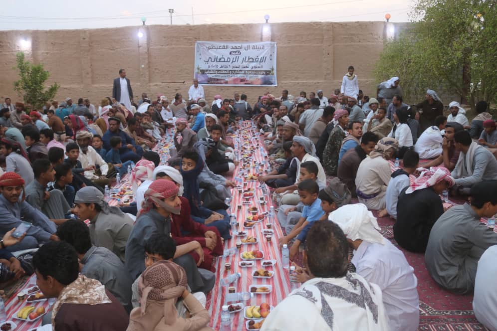 بحضور مدير إدارة مكافحة المخدرات بالجمهورية اليمنية.. قبيلة آل احمد القعيطي تقيم الإفطار السنوي لابناء القبيلة بمنطقة ديار ال احمد بحضور مدير إدارة مكافحة المخدرات بالجمهورية اليمنية.. قبيلة آل احمد القعيطي تقيم الإفطار السنوي لابناء القبيلة بمنطقة ديار ال احمد