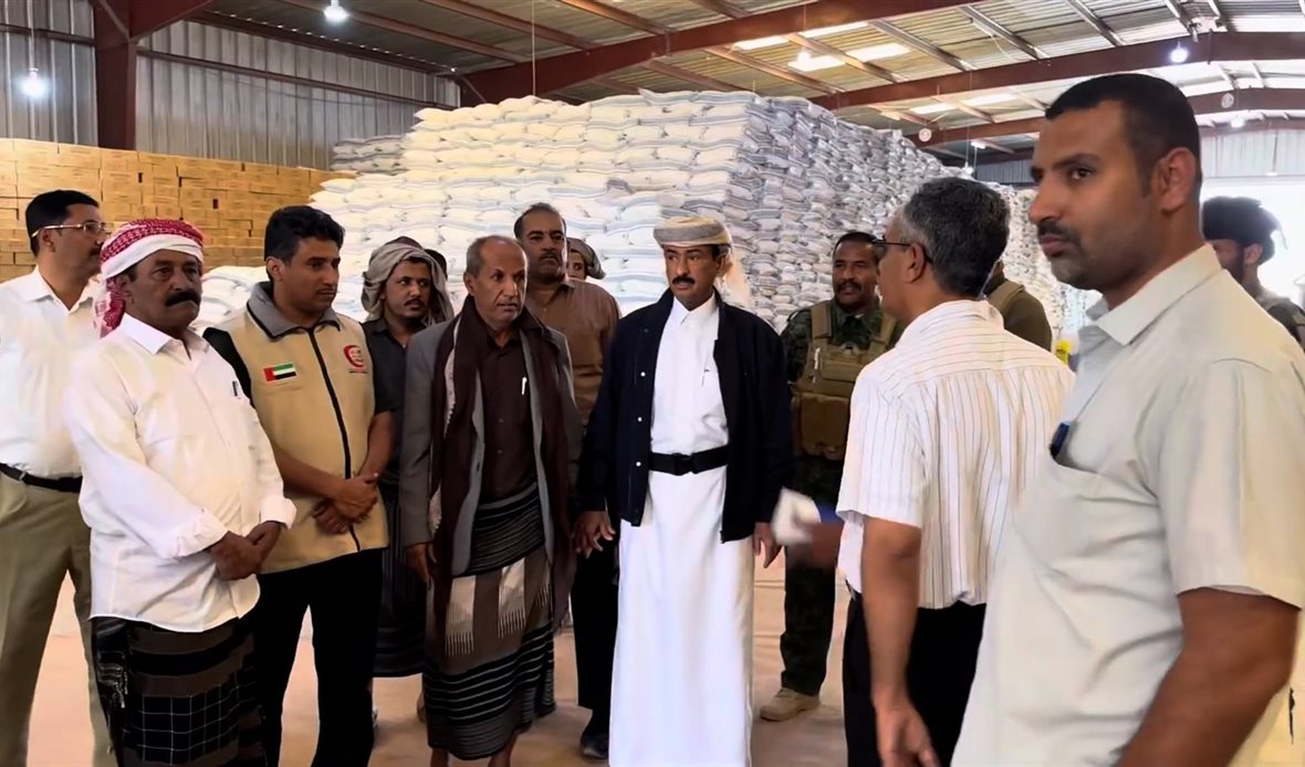 محافظ شبوة يدشن عملية توزيع المكرمة الغذائية الإماراتية - محافظ شبوة يدشن عملية توزيع المكرمة الغذائية الإماراتية -