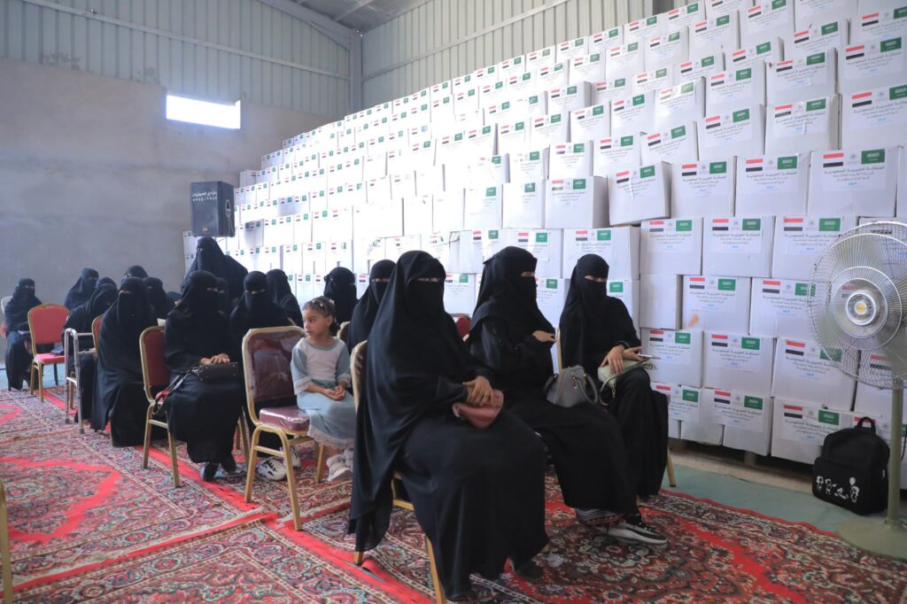 يستفيد منها 6 الاف من مرضى السرطان وذوي ضحاياه : تدشين مبادرة توزيع السلل الغذائية المقدمة من قيادة القوات المشتركة قوة الدعم والإسناد (مفرزة إعادة الأمل1409بالمكلا) بالشراكة مع مجلس حضرموت الوطني وبرعاية السلطة المحلية بحضرموت وتنفيذ مؤسسة حضرموت لمكافحة السرطان (أمل) يستفيد منها 6 الاف من مرضى السرطان وذوي ضحاياه : تدشين مبادرة توزيع السلل الغذائية المقدمة من قيادة القوات المشتركة قوة الدعم والإسناد (مفرزة إعادة الأمل1409بالمكلا) بالشراكة مع مجلس حضرموت الوطني وبرعاية السلطة المحلية بحضرموت وتنفيذ مؤسسة حضرموت لمكافحة السرطان (أمل)