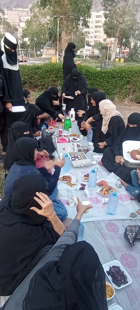 النساء في اللجان المجتمعية بالتواهي يحيين رمضان بإفطار صائم - النساء في اللجان المجتمعية بالتواهي يحيين رمضان بإفطار صائم -