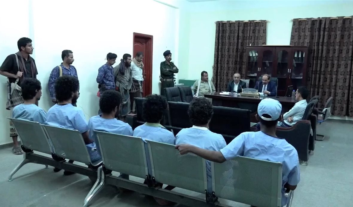 بجهود المحافظ بن الوزير.. النيابة العامة تفرج عن 21 سجينًا في شبوة - بجهود المحافظ بن الوزير.. النيابة العامة تفرج عن 21 سجينًا في شبوة -