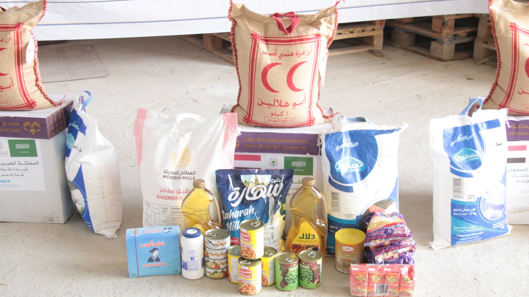 الوكيل العامري يدشن توزيع سلال غذائية لمرضى السرطان في مديريات وادي حضرموت والصحراء الوكيل العامري يدشن توزيع سلال غذائية لمرضى السرطان في مديريات وادي حضرموت والصحراء