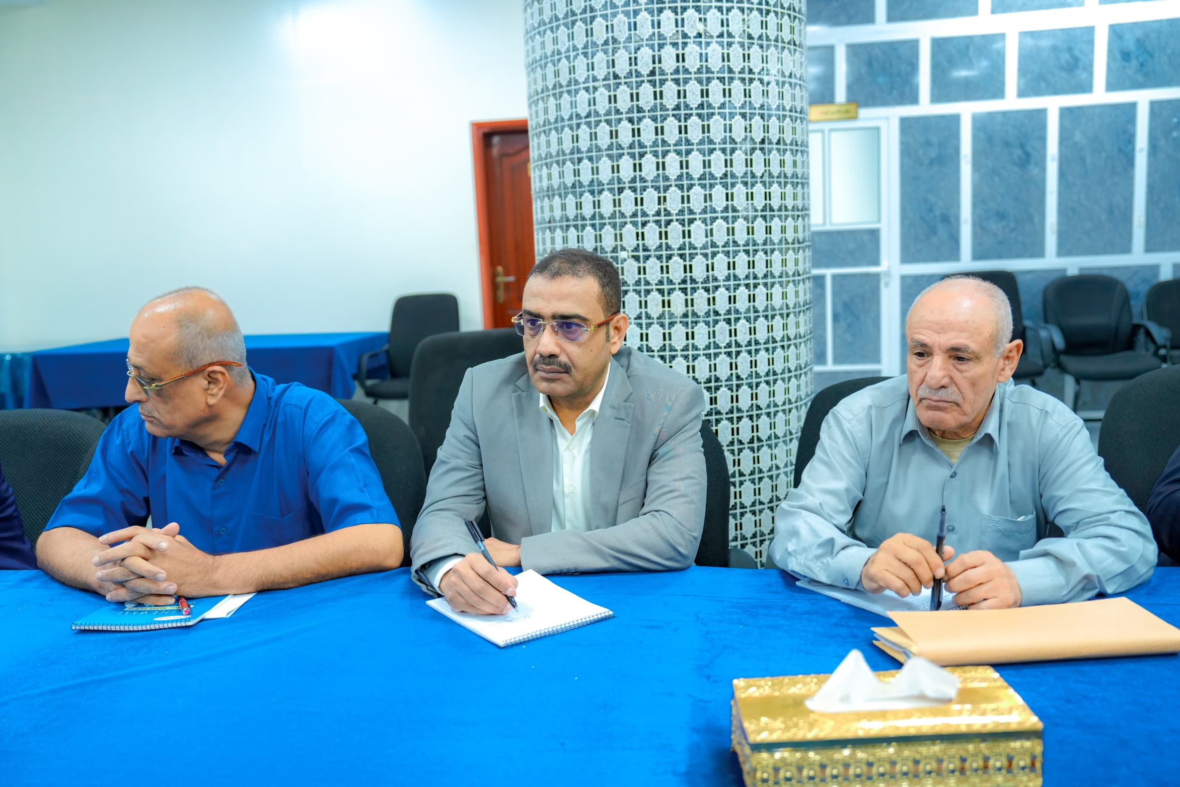 الرئيس الزُبيدي يرأس اجتماعا استثنائيا لرؤساء الهيئات التنفيذية بالمحافظات وعدد من دوائر الأمانة العامة الرئيس الزُبيدي يرأس اجتماعا استثنائيا لرؤساء الهيئات التنفيذية بالمحافظات وعدد من دوائر الأمانة العامة