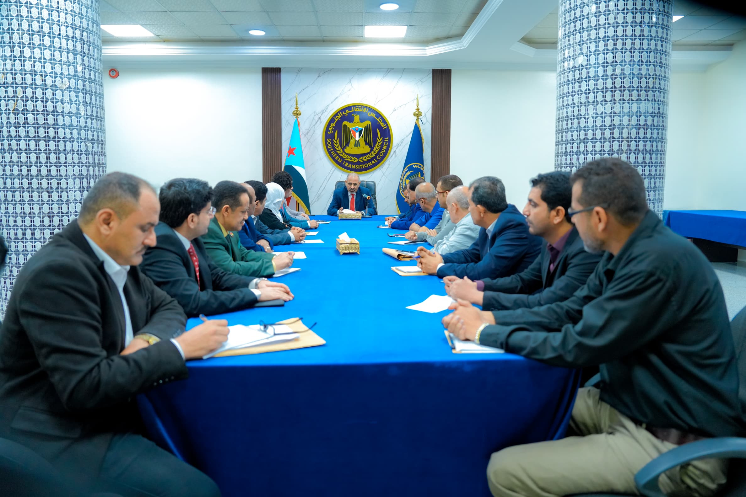 الرئيس الزُبيدي يرأس اجتماعا استثنائيا لرؤساء الهيئات التنفيذية بالمحافظات وعدد من دوائر الأمانة العامة الرئيس الزُبيدي يرأس اجتماعا استثنائيا لرؤساء الهيئات التنفيذية بالمحافظات وعدد من دوائر الأمانة العامة