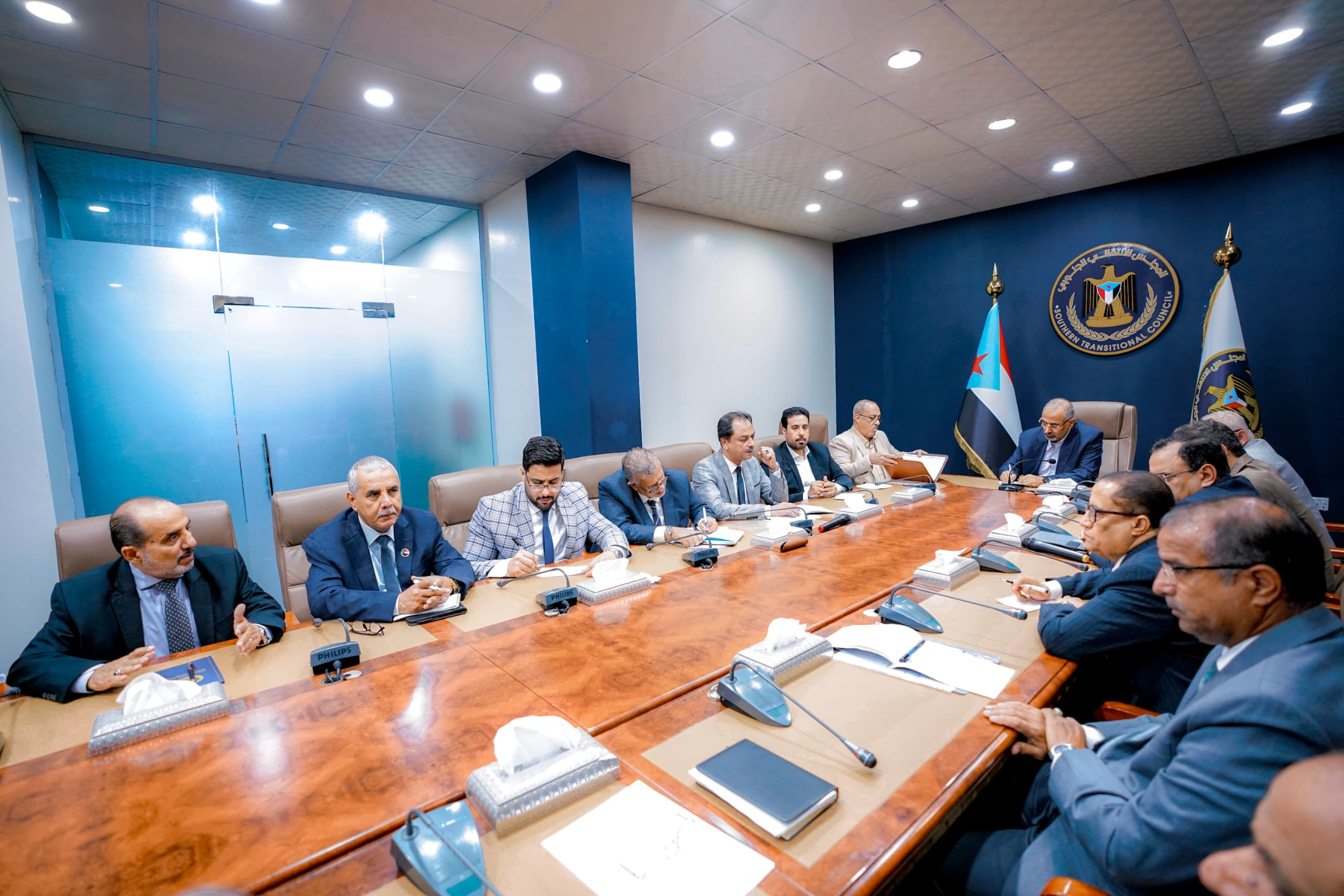 الرئيس الزُبيدي يرأس اجتماعا للوقوف على نتائج عمل فرق التواصل وتعزيز الوعي السياسي بمحافظات الجنوب الرئيس الزُبيدي يرأس اجتماعا للوقوف على نتائج عمل فرق التواصل وتعزيز الوعي السياسي بمحافظات الجنوب
