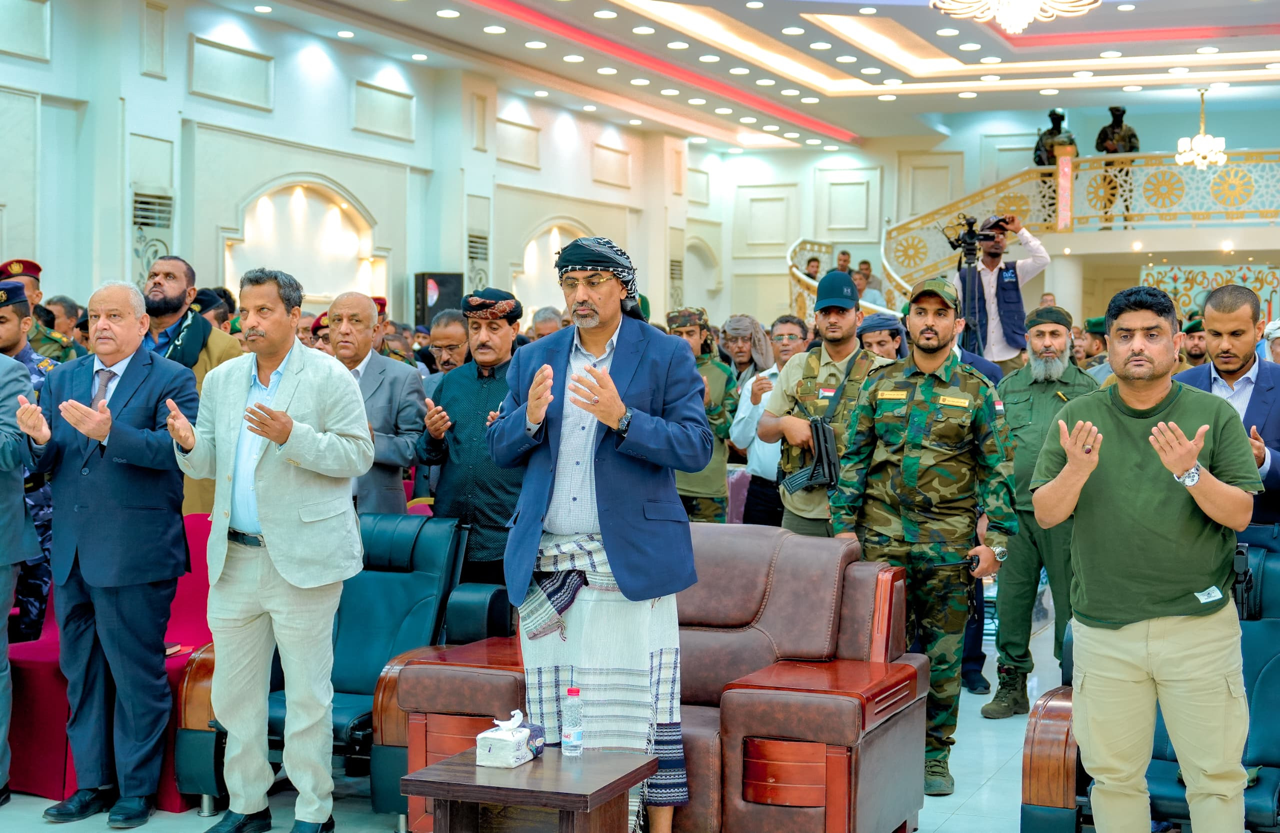 الرئيس الزُبيدي يعقد لقاءً موسعا بالقيادات المحلية والعسكرية والأمنية والشخصيات الاجتماعية بمحافظة أبين الرئيس الزُبيدي يعقد لقاءً موسعا بالقيادات المحلية والعسكرية والأمنية والشخصيات الاجتماعية بمحافظة أبين