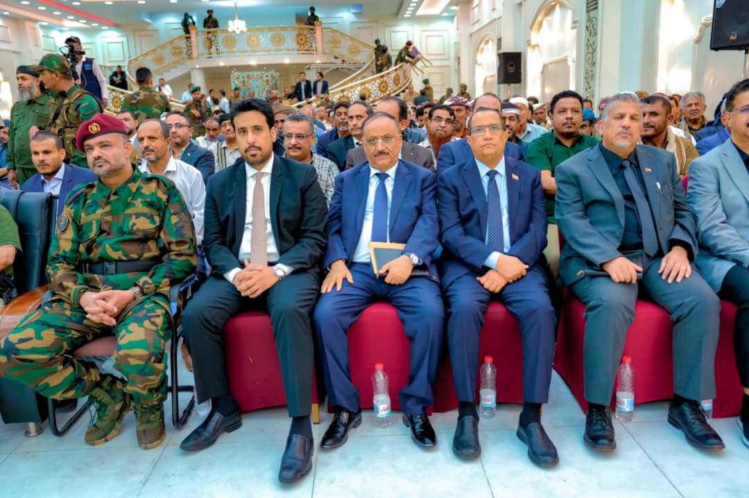 الرئيس الزُبيدي يعقد لقاءً موسعا بالقيادات المحلية والعسكرية والأمنية والشخصيات الاجتماعية بمحافظة أبين الرئيس الزُبيدي يعقد لقاءً موسعا بالقيادات المحلية والعسكرية والأمنية والشخصيات الاجتماعية بمحافظة أبين