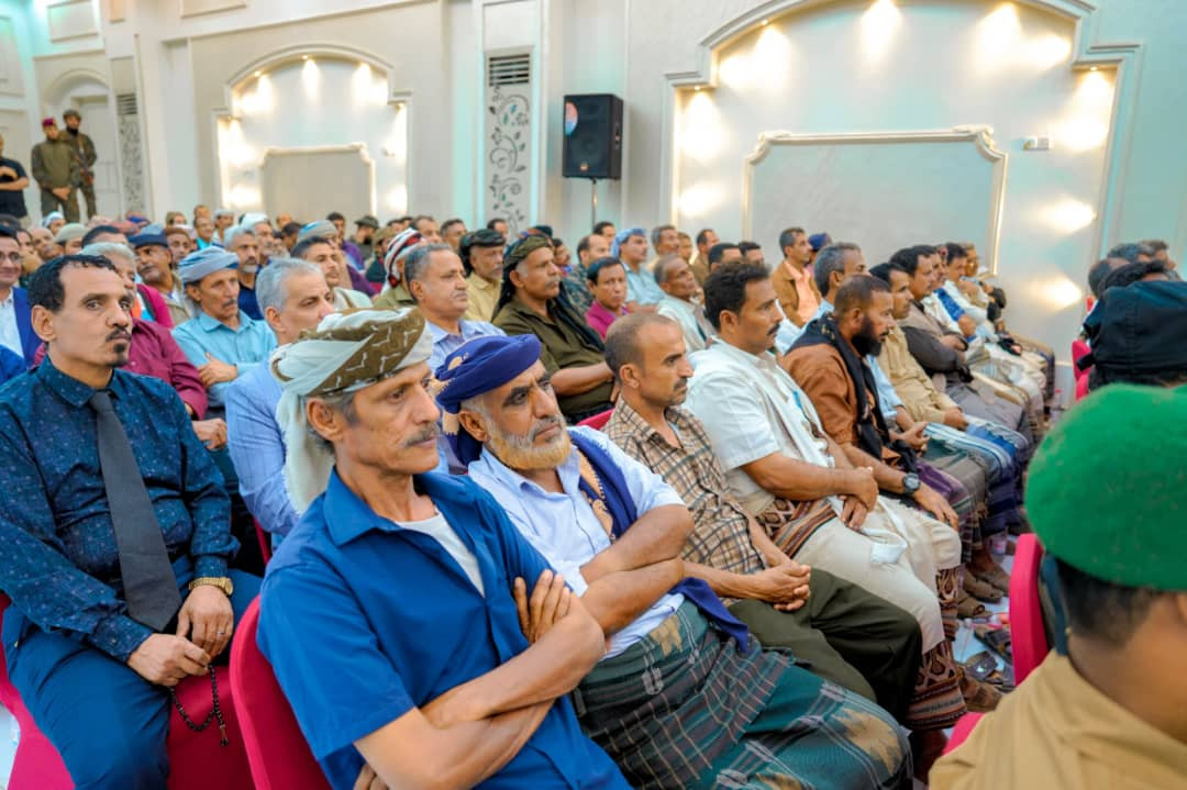 الرئيس الزُبيدي يعقد لقاءً موسعا بالقيادات المحلية والعسكرية والأمنية والشخصيات الاجتماعية بمحافظة أبين الرئيس الزُبيدي يعقد لقاءً موسعا بالقيادات المحلية والعسكرية والأمنية والشخصيات الاجتماعية بمحافظة أبين