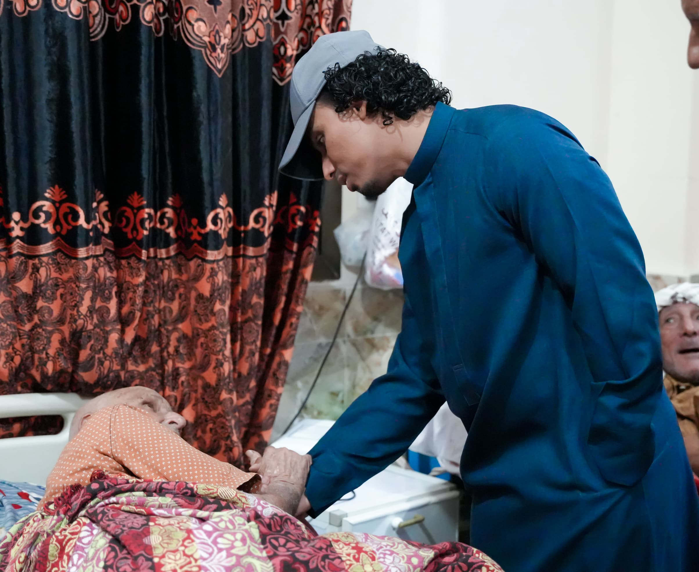 السقاف يتفقد دار رعاية العجزة والمسنين بمديرية الشيخ عثمان السقاف يتفقد دار رعاية العجزة والمسنين بمديرية الشيخ عثمان