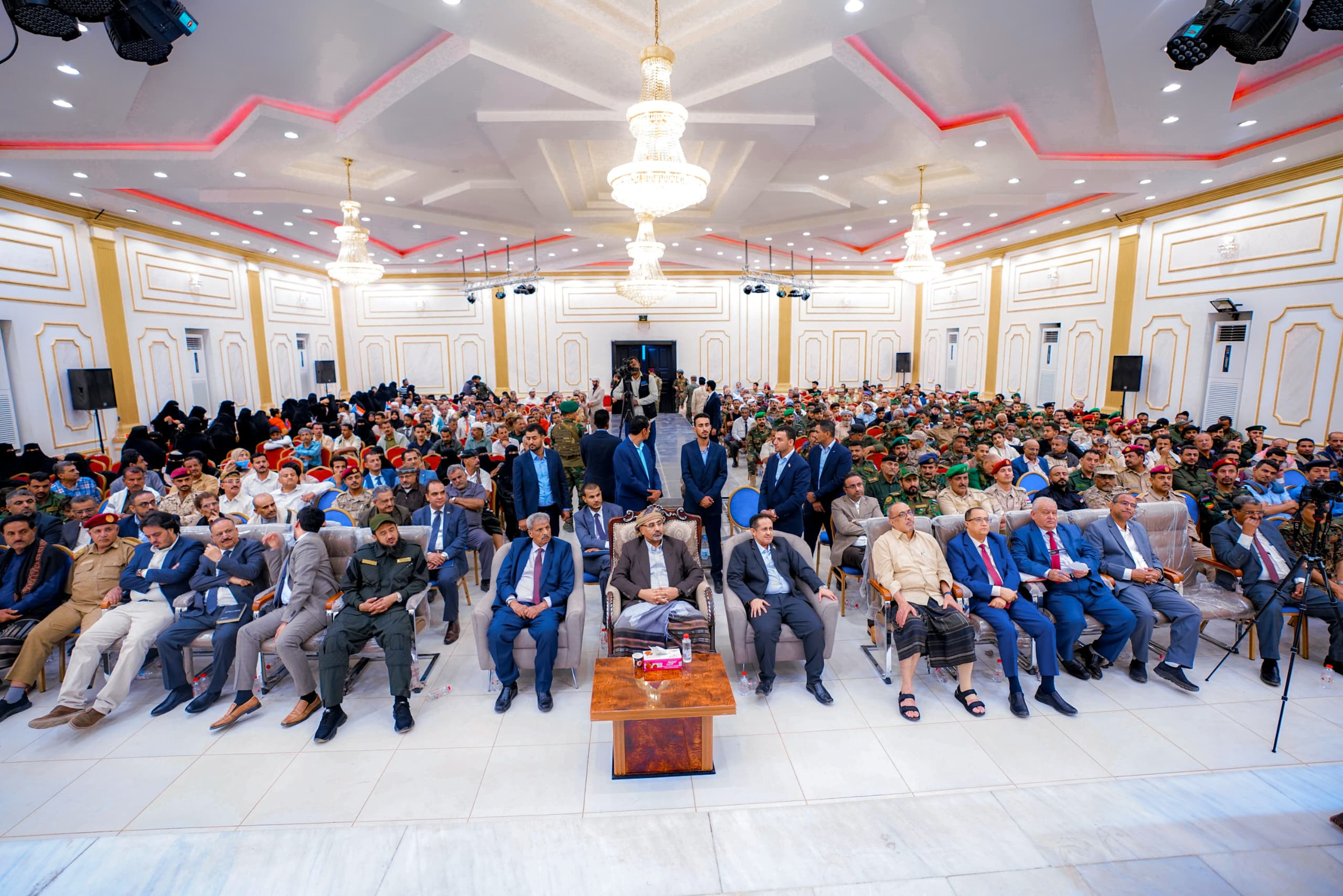 الرئيس الزُبيدي يؤكد على ضرورة العمل الجاد لإحداث إصلاح حقيقي بمحافظة لحج الرئيس الزُبيدي يؤكد على ضرورة العمل الجاد لإحداث إصلاح حقيقي بمحافظة لحج