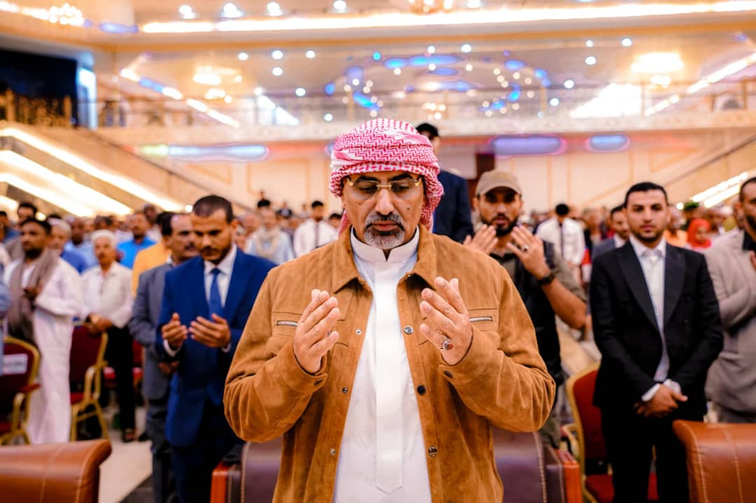 الرئيس الزُبيدي يعقد اجتماعا موسعا بقيادات السلطة المحلية والمجلس الانتقالي والقادة العسكريين والأمنيين والشخصيات الاجتماعية بالعاصمة عدن الرئيس الزُبيدي يعقد اجتماعا موسعا بقيادات السلطة المحلية والمجلس الانتقالي والقادة العسكريين والأمنيين والشخصيات الاجتماعية بالعاصمة عدن