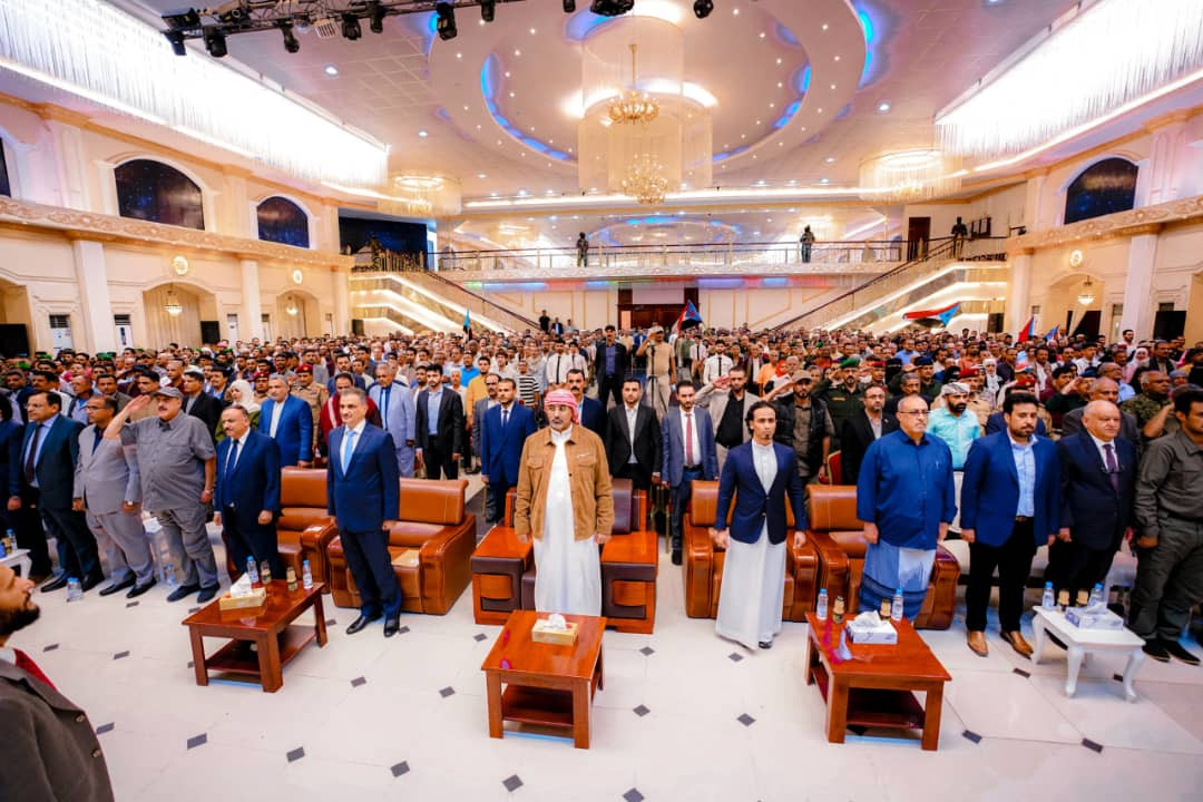 الرئيس الزُبيدي يعقد اجتماعا موسعا بقيادات السلطة المحلية والمجلس الانتقالي والقادة العسكريين والأمنيين والشخصيات الاجتماعية بالعاصمة عدن الرئيس الزُبيدي يعقد اجتماعا موسعا بقيادات السلطة المحلية والمجلس الانتقالي والقادة العسكريين والأمنيين والشخصيات الاجتماعية بالعاصمة عدن