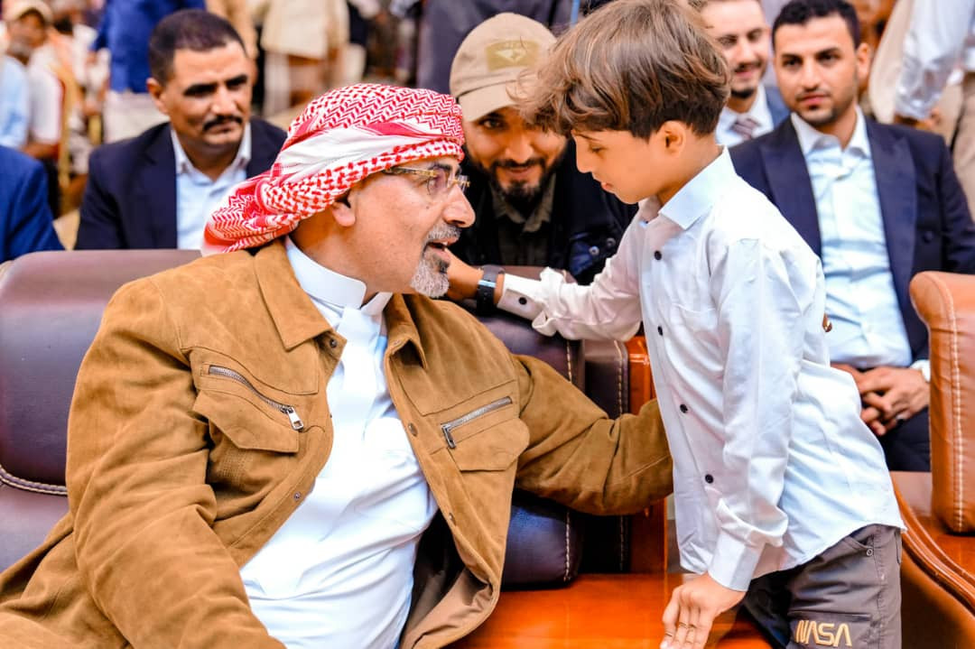 الرئيس الزُبيدي يعقد اجتماعا موسعا بقيادات السلطة المحلية والمجلس الانتقالي والقادة العسكريين والأمنيين والشخصيات الاجتماعية بالعاصمة عدن الرئيس الزُبيدي يعقد اجتماعا موسعا بقيادات السلطة المحلية والمجلس الانتقالي والقادة العسكريين والأمنيين والشخصيات الاجتماعية بالعاصمة عدن