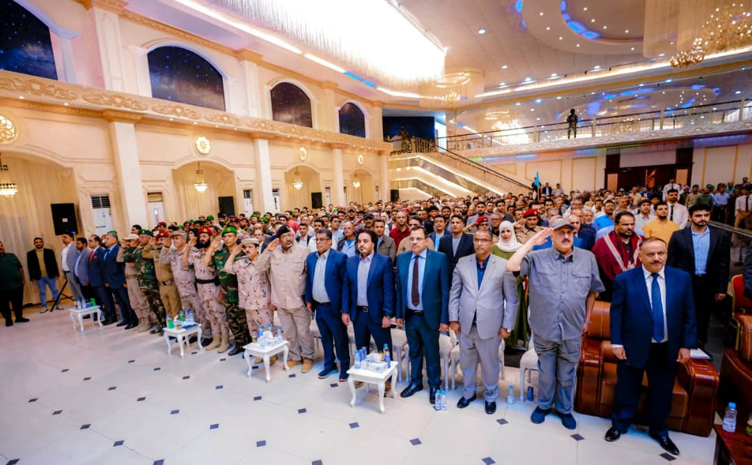 الرئيس الزُبيدي يعقد اجتماعا موسعا بقيادات السلطة المحلية والمجلس الانتقالي والقادة العسكريين والأمنيين والشخصيات الاجتماعية بالعاصمة عدن الرئيس الزُبيدي يعقد اجتماعا موسعا بقيادات السلطة المحلية والمجلس الانتقالي والقادة العسكريين والأمنيين والشخصيات الاجتماعية بالعاصمة عدن