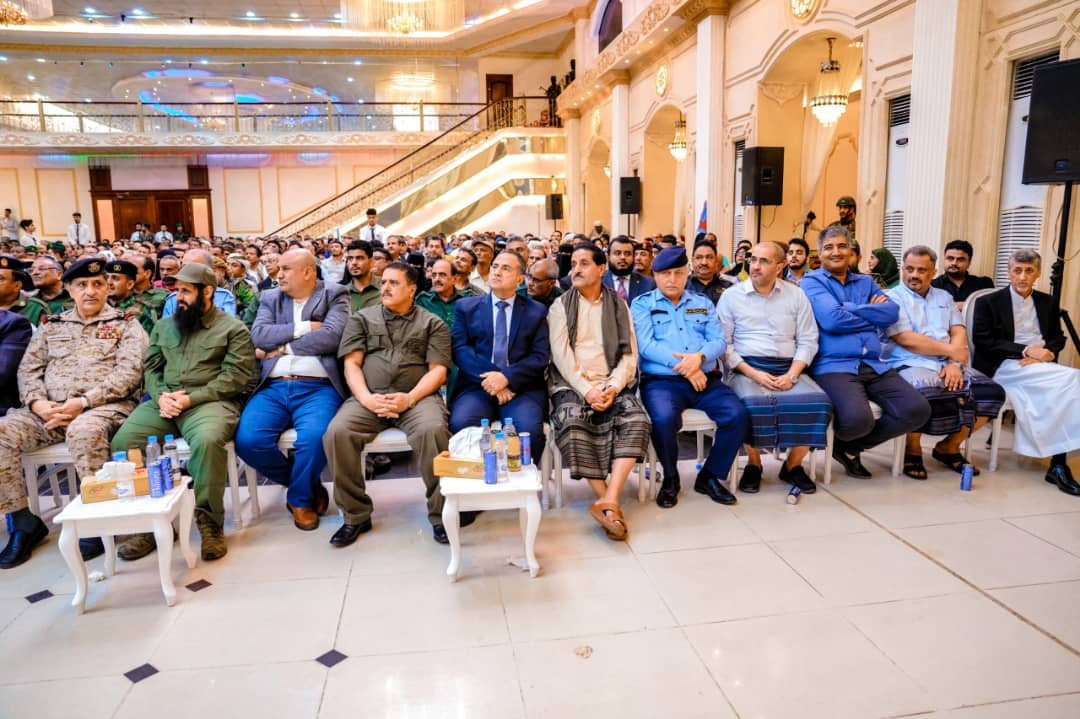 الرئيس الزُبيدي يعقد اجتماعا موسعا بقيادات السلطة المحلية والمجلس الانتقالي والقادة العسكريين والأمنيين والشخصيات الاجتماعية بالعاصمة عدن الرئيس الزُبيدي يعقد اجتماعا موسعا بقيادات السلطة المحلية والمجلس الانتقالي والقادة العسكريين والأمنيين والشخصيات الاجتماعية بالعاصمة عدن