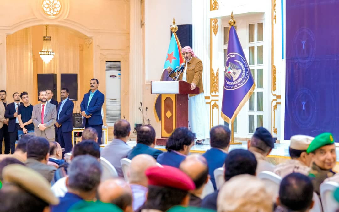 الرئيس الزُبيدي يعقد اجتماعا موسعا بقيادات السلطة المحلية والمجلس الانتقالي والقادة العسكريين والأمنيين والشخصيات الاجتماعية بالعاصمة عدن الرئيس الزُبيدي يعقد اجتماعا موسعا بقيادات السلطة المحلية والمجلس الانتقالي والقادة العسكريين والأمنيين والشخصيات الاجتماعية بالعاصمة عدن