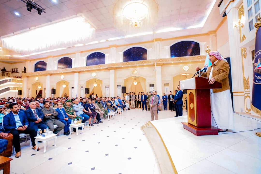 الرئيس الزُبيدي يعقد اجتماعا موسعا بقيادات السلطة المحلية والمجلس الانتقالي والقادة العسكريين والأمنيين والشخصيات الاجتماعية بالعاصمة عدن الرئيس الزُبيدي يعقد اجتماعا موسعا بقيادات السلطة المحلية والمجلس الانتقالي والقادة العسكريين والأمنيين والشخصيات الاجتماعية بالعاصمة عدن