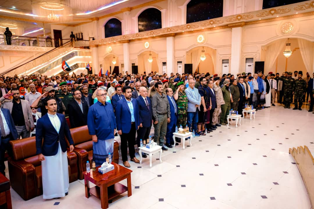 الرئيس الزُبيدي يعقد اجتماعا موسعا بقيادات السلطة المحلية والمجلس الانتقالي والقادة العسكريين والأمنيين والشخصيات الاجتماعية بالعاصمة عدن الرئيس الزُبيدي يعقد اجتماعا موسعا بقيادات السلطة المحلية والمجلس الانتقالي والقادة العسكريين والأمنيين والشخصيات الاجتماعية بالعاصمة عدن