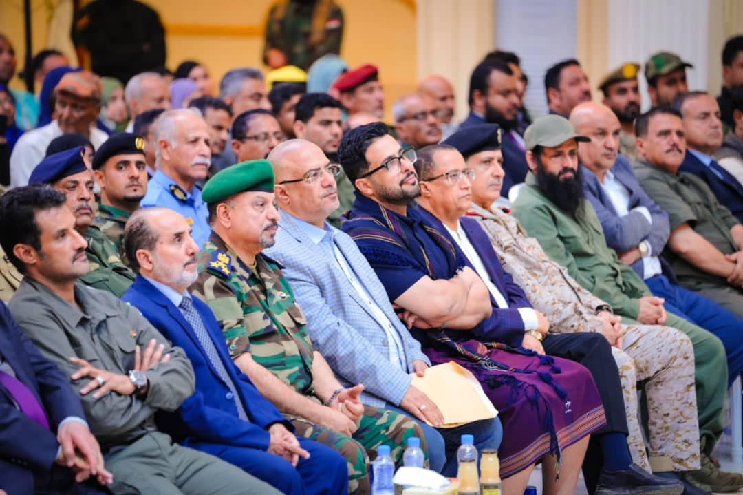 الرئيس الزُبيدي يعقد اجتماعا موسعا بقيادات السلطة المحلية والمجلس الانتقالي والقادة العسكريين والأمنيين والشخصيات الاجتماعية بالعاصمة عدن الرئيس الزُبيدي يعقد اجتماعا موسعا بقيادات السلطة المحلية والمجلس الانتقالي والقادة العسكريين والأمنيين والشخصيات الاجتماعية بالعاصمة عدن