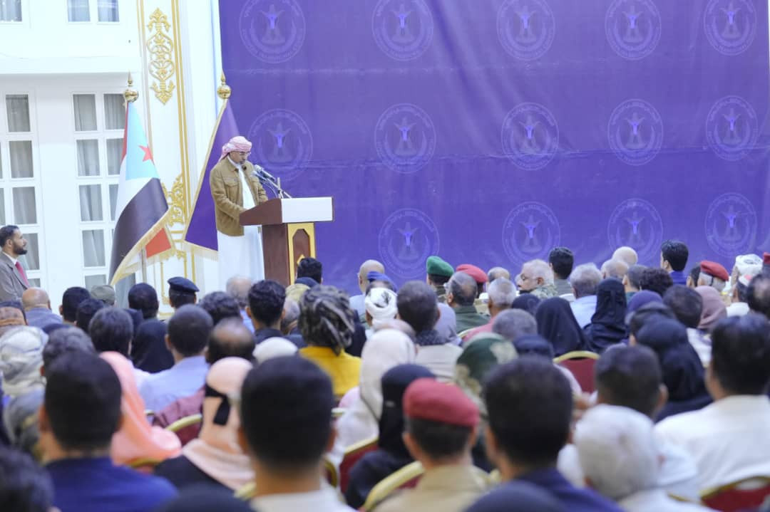 الرئيس الزُبيدي يعقد اجتماعا موسعا بقيادات السلطة المحلية والمجلس الانتقالي والقادة العسكريين والأمنيين والشخصيات الاجتماعية بالعاصمة عدن الرئيس الزُبيدي يعقد اجتماعا موسعا بقيادات السلطة المحلية والمجلس الانتقالي والقادة العسكريين والأمنيين والشخصيات الاجتماعية بالعاصمة عدن