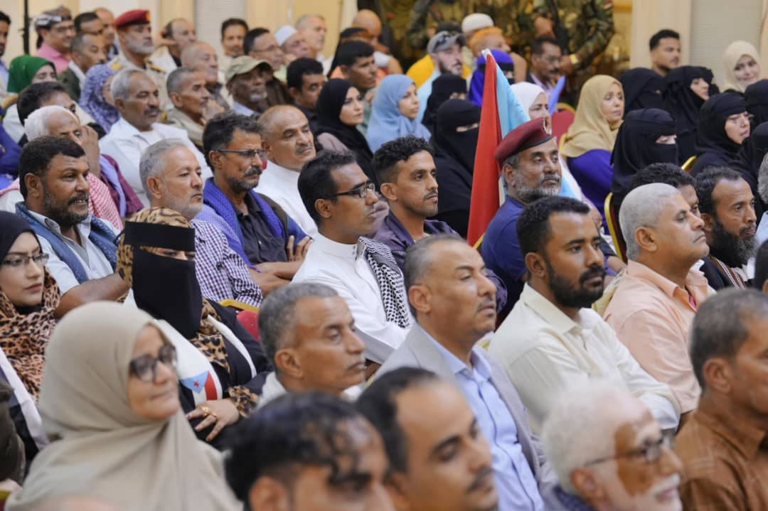الرئيس الزُبيدي يعقد اجتماعا موسعا بقيادات السلطة المحلية والمجلس الانتقالي والقادة العسكريين والأمنيين والشخصيات الاجتماعية بالعاصمة عدن الرئيس الزُبيدي يعقد اجتماعا موسعا بقيادات السلطة المحلية والمجلس الانتقالي والقادة العسكريين والأمنيين والشخصيات الاجتماعية بالعاصمة عدن