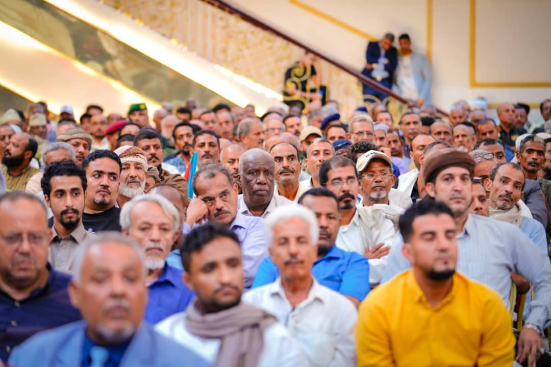 الرئيس الزُبيدي يعقد اجتماعا موسعا بقيادات السلطة المحلية والمجلس الانتقالي والقادة العسكريين والأمنيين والشخصيات الاجتماعية بالعاصمة عدن الرئيس الزُبيدي يعقد اجتماعا موسعا بقيادات السلطة المحلية والمجلس الانتقالي والقادة العسكريين والأمنيين والشخصيات الاجتماعية بالعاصمة عدن