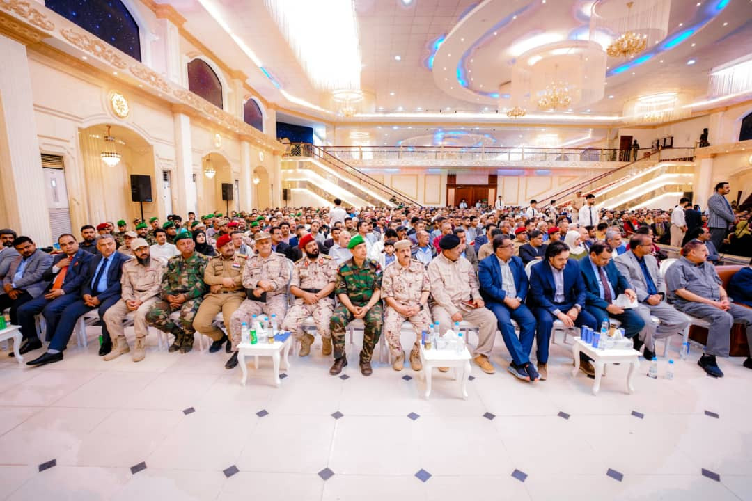 الرئيس الزُبيدي يعقد اجتماعا موسعا بقيادات السلطة المحلية والمجلس الانتقالي والقادة العسكريين والأمنيين والشخصيات الاجتماعية بالعاصمة عدن الرئيس الزُبيدي يعقد اجتماعا موسعا بقيادات السلطة المحلية والمجلس الانتقالي والقادة العسكريين والأمنيين والشخصيات الاجتماعية بالعاصمة عدن