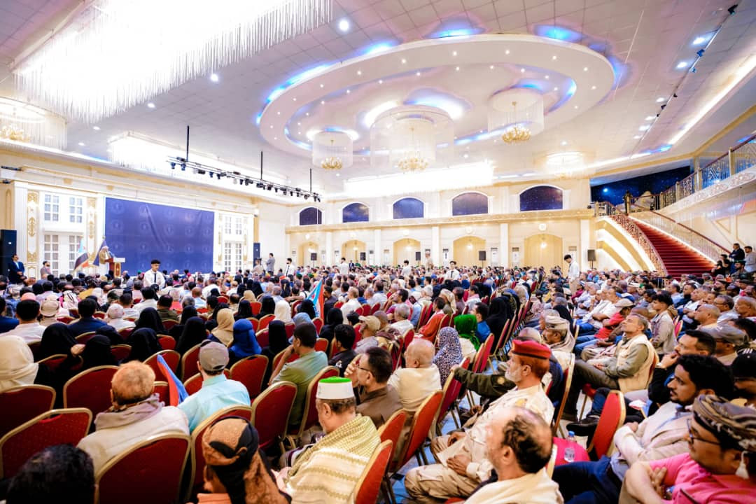 الرئيس الزُبيدي يعقد اجتماعا موسعا بقيادات السلطة المحلية والمجلس الانتقالي والقادة العسكريين والأمنيين والشخصيات الاجتماعية بالعاصمة عدن الرئيس الزُبيدي يعقد اجتماعا موسعا بقيادات السلطة المحلية والمجلس الانتقالي والقادة العسكريين والأمنيين والشخصيات الاجتماعية بالعاصمة عدن