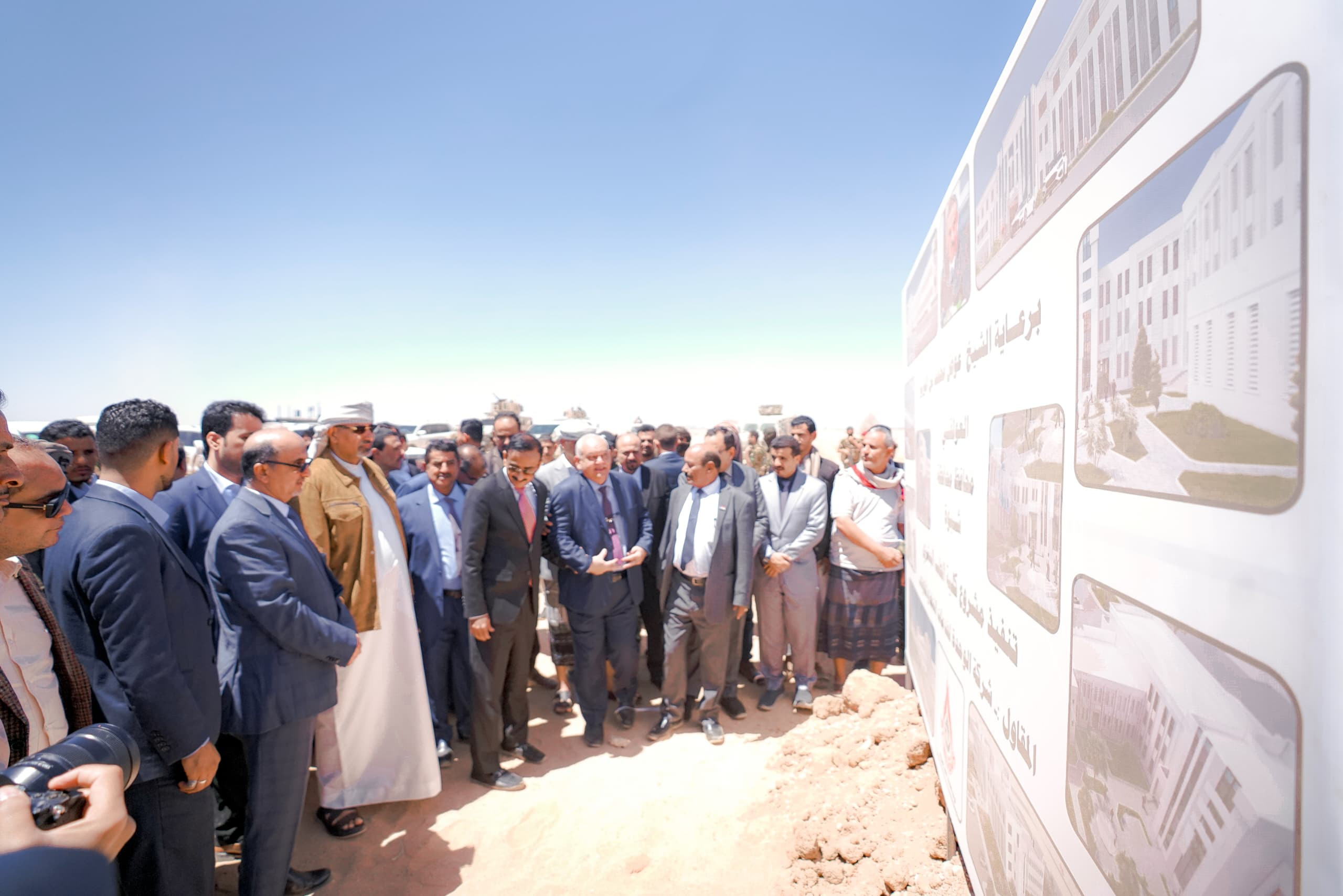 الرئيس الزُبيدي يتفقد مستشفى الهيئة بشبوة ويطّلع على مستوى الإنجاز في مشروع الجامعة الرئيس الزُبيدي يتفقد مستشفى الهيئة بشبوة ويطّلع على مستوى الإنجاز في مشروع الجامعة