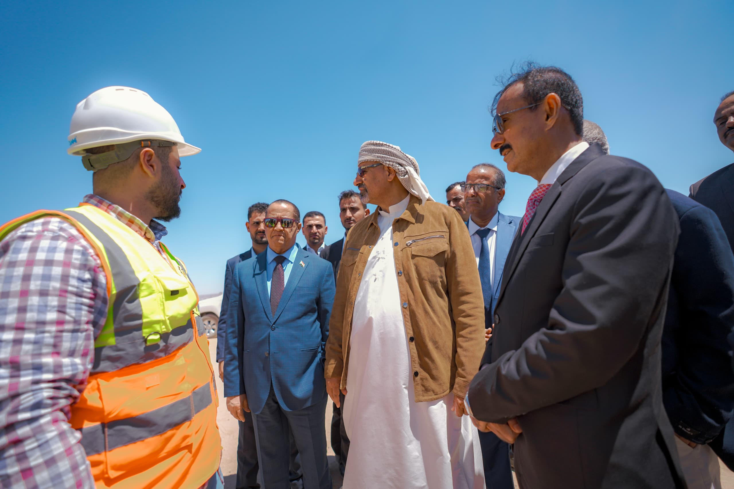 الرئيس الزُبيدي يتفقد سير العمل في مشروع محطة الطاقة الشمسية بمحافظة شبوة الرئيس الزُبيدي يتفقد سير العمل في مشروع محطة الطاقة الشمسية بمحافظة شبوة