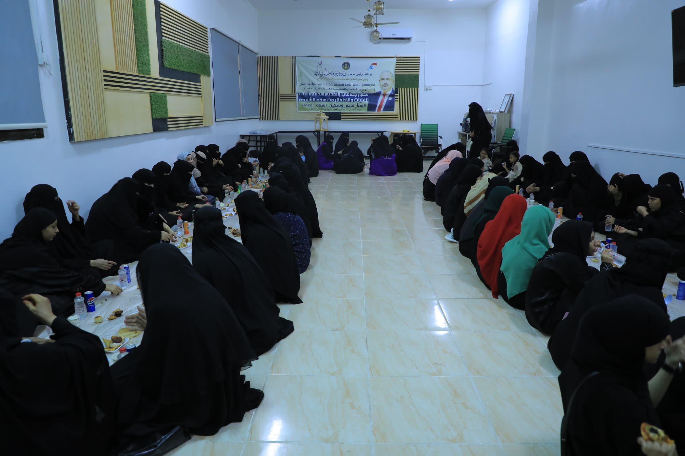 الأمانة العامة تنظم إفطارًا جماعيًا وأمسية رمضانية لدعم الفتيات من الصم والبكم بالعاصمة عدن الأمانة العامة تنظم إفطارًا جماعيًا وأمسية رمضانية لدعم الفتيات من الصم والبكم بالعاصمة عدن