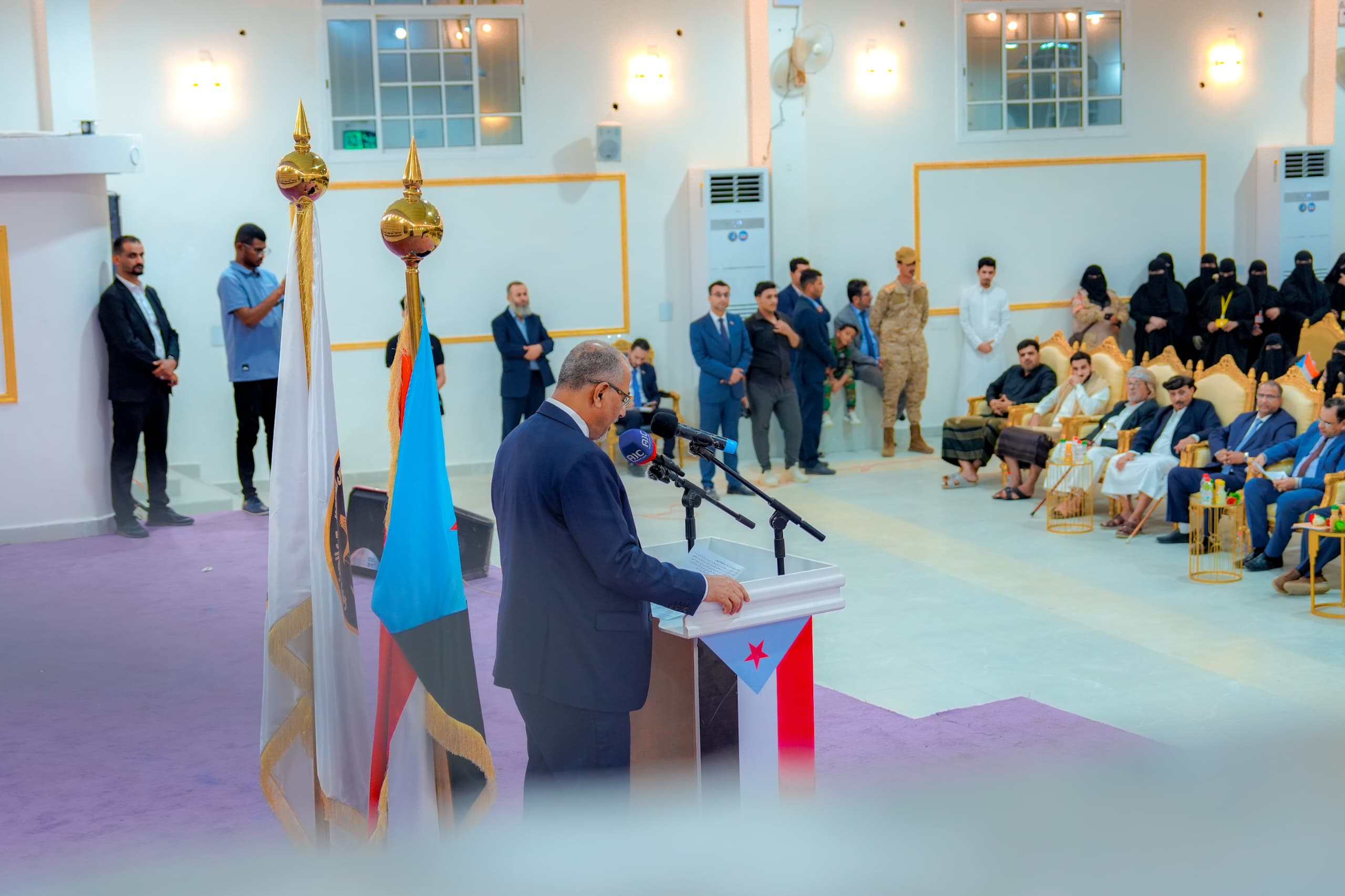 الرئيس الزُبيدي يشهد الأمسية الرمضانية الحاشدة التي أقامتها قيادة المهرة بمناسبة زيارته للمحافظة الرئيس الزُبيدي يشهد الأمسية الرمضانية الحاشدة التي أقامتها قيادة المهرة بمناسبة زيارته للمحافظة