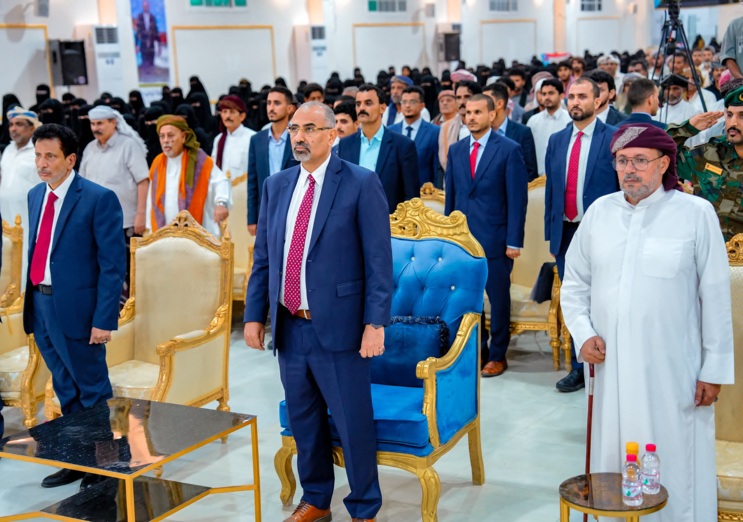 الرئيس الزُبيدي يشهد الأمسية الرمضانية الحاشدة التي أقامتها قيادة المهرة بمناسبة زيارته للمحافظة الرئيس الزُبيدي يشهد الأمسية الرمضانية الحاشدة التي أقامتها قيادة المهرة بمناسبة زيارته للمحافظة