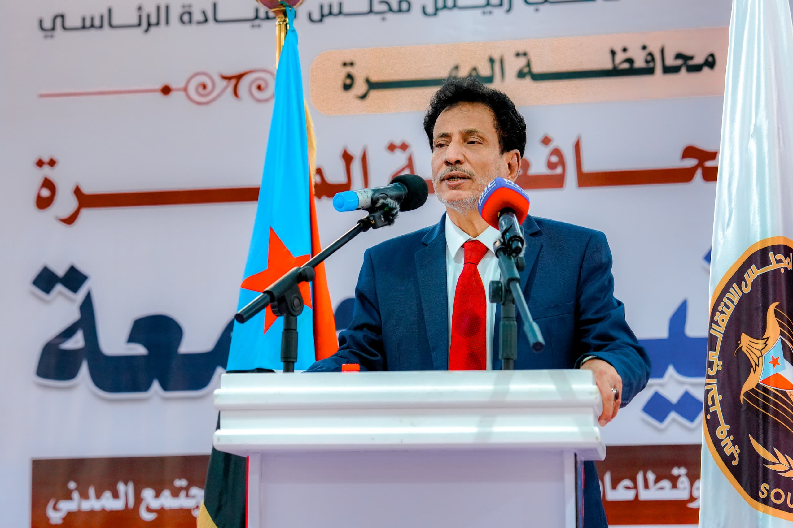 الرئيس الزُبيدي يشهد الأمسية الرمضانية الحاشدة التي أقامتها قيادة المهرة بمناسبة زيارته للمحافظة الرئيس الزُبيدي يشهد الأمسية الرمضانية الحاشدة التي أقامتها قيادة المهرة بمناسبة زيارته للمحافظة