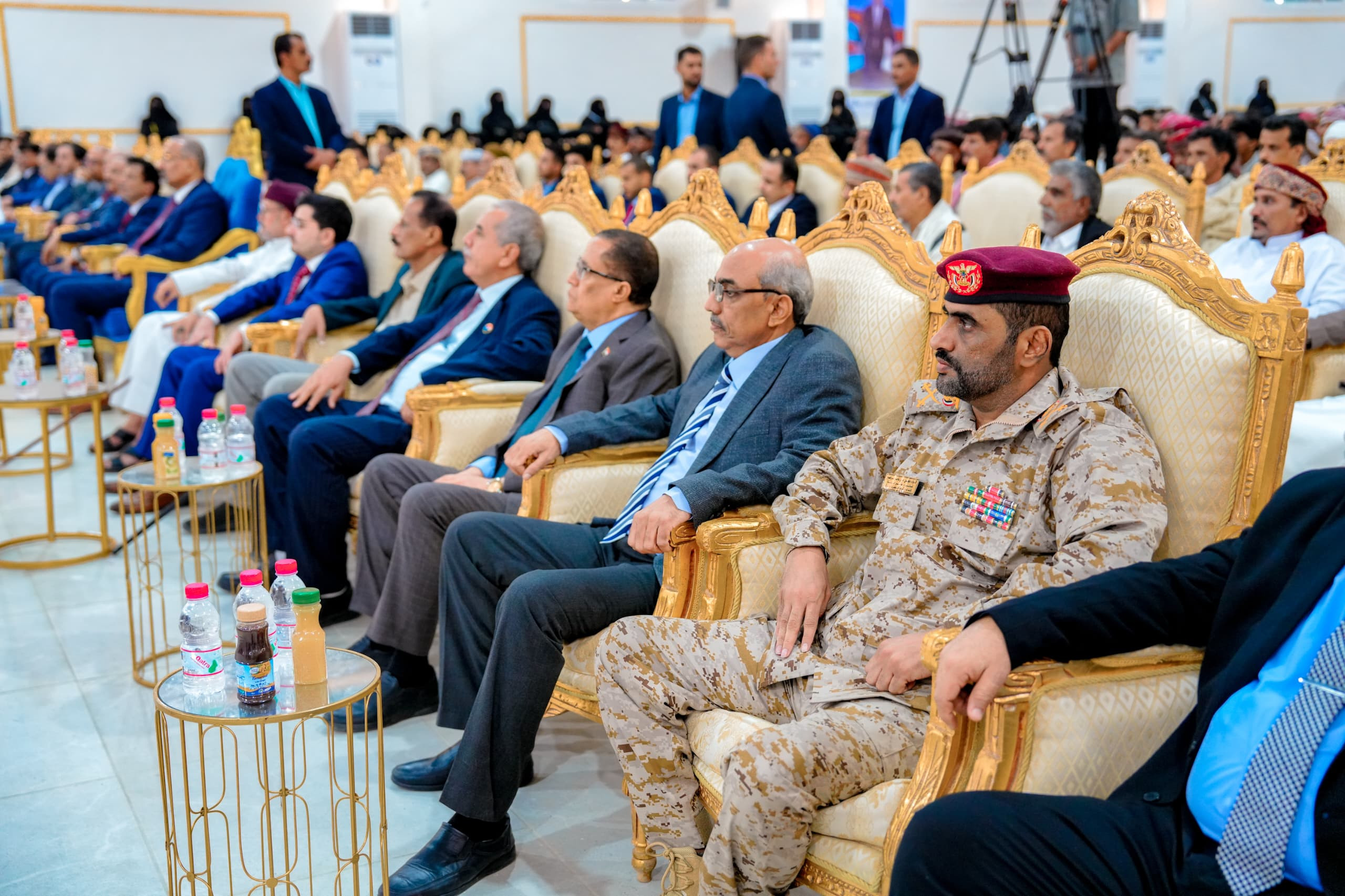 الرئيس الزُبيدي يشهد الأمسية الرمضانية الحاشدة التي أقامتها قيادة المهرة بمناسبة زيارته للمحافظة الرئيس الزُبيدي يشهد الأمسية الرمضانية الحاشدة التي أقامتها قيادة المهرة بمناسبة زيارته للمحافظة