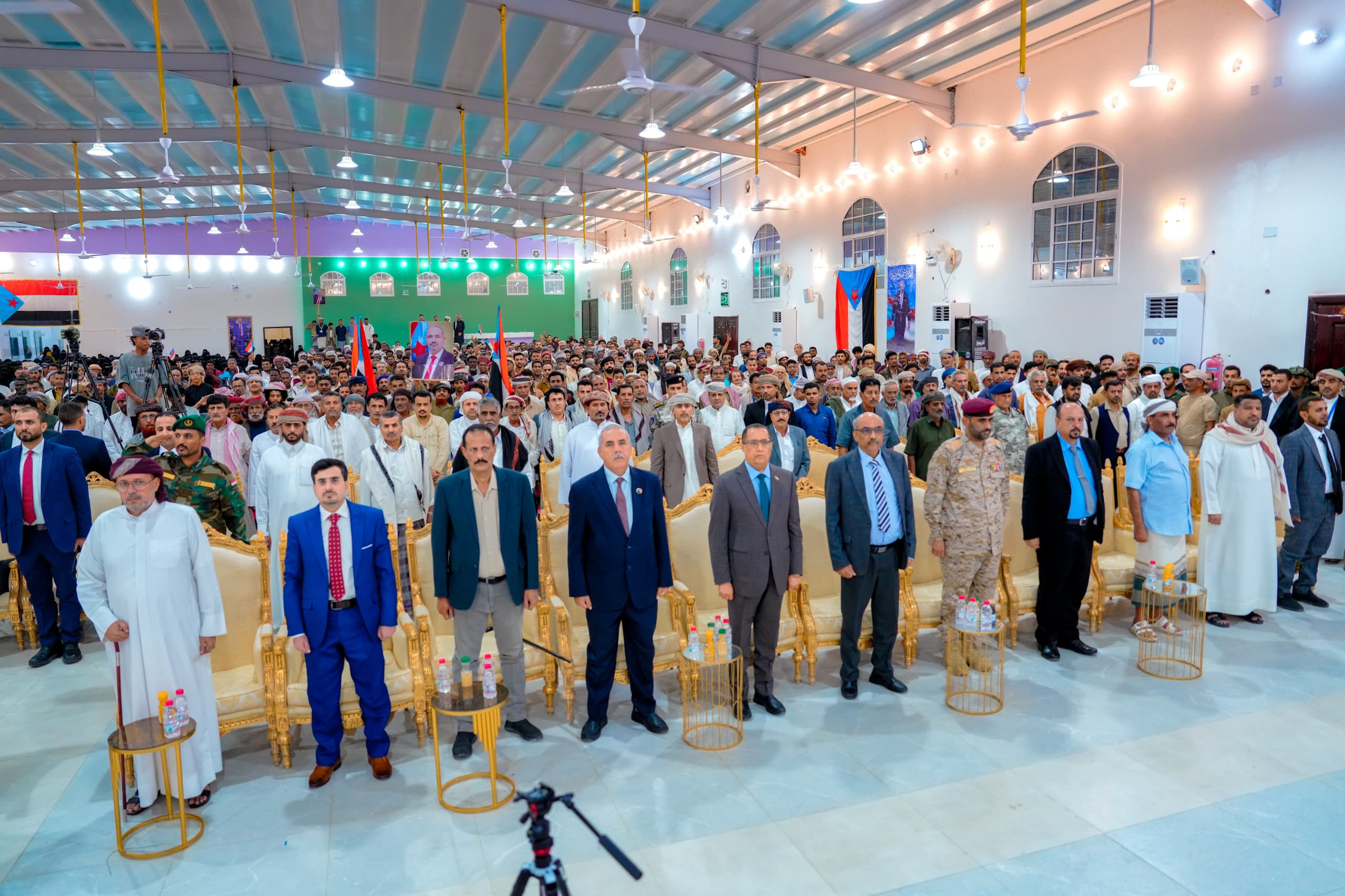الرئيس الزُبيدي يشهد الأمسية الرمضانية الحاشدة التي أقامتها قيادة المهرة بمناسبة زيارته للمحافظة الرئيس الزُبيدي يشهد الأمسية الرمضانية الحاشدة التي أقامتها قيادة المهرة بمناسبة زيارته للمحافظة
