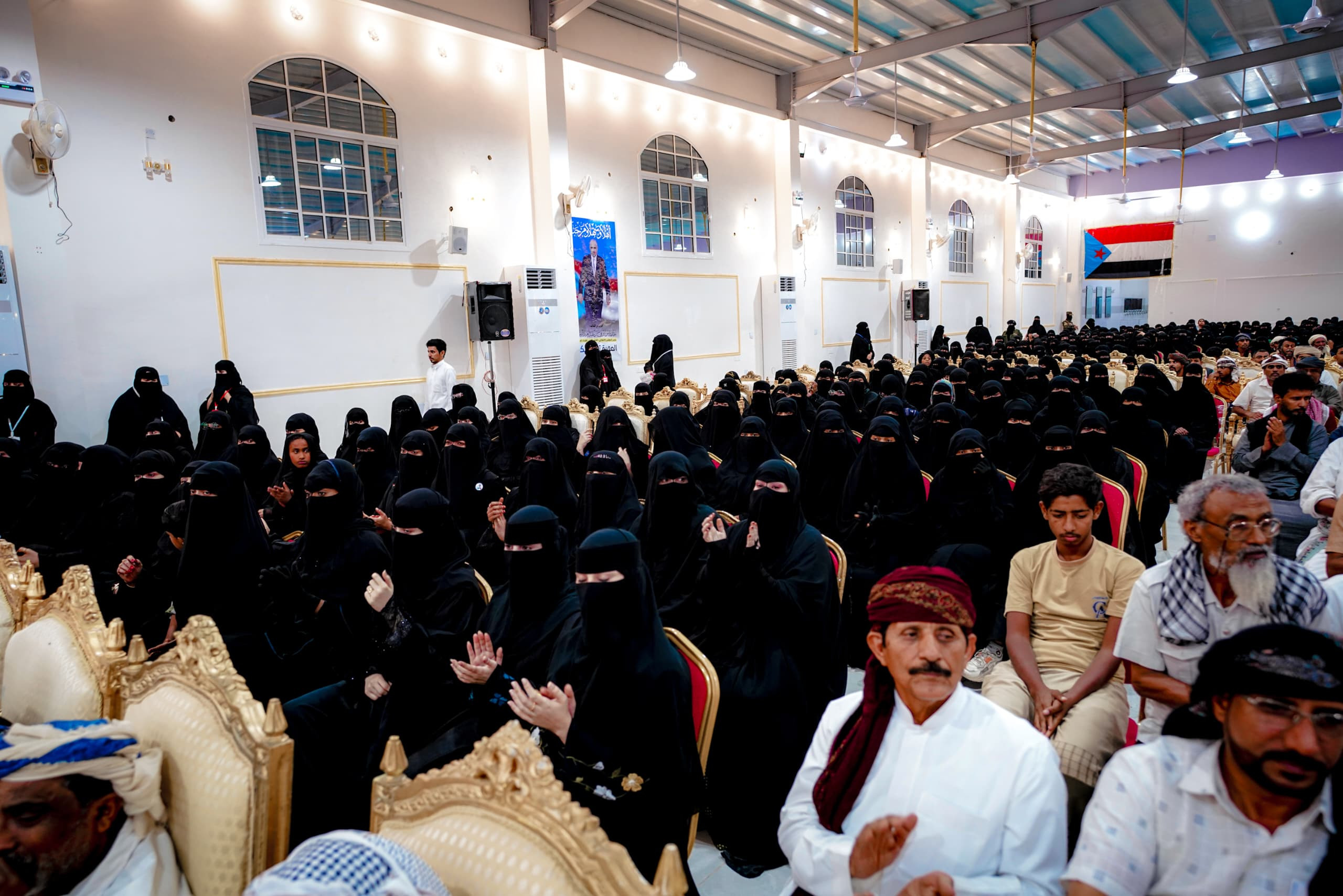 الرئيس الزُبيدي يشهد الأمسية الرمضانية الحاشدة التي أقامتها قيادة المهرة بمناسبة زيارته للمحافظة الرئيس الزُبيدي يشهد الأمسية الرمضانية الحاشدة التي أقامتها قيادة المهرة بمناسبة زيارته للمحافظة