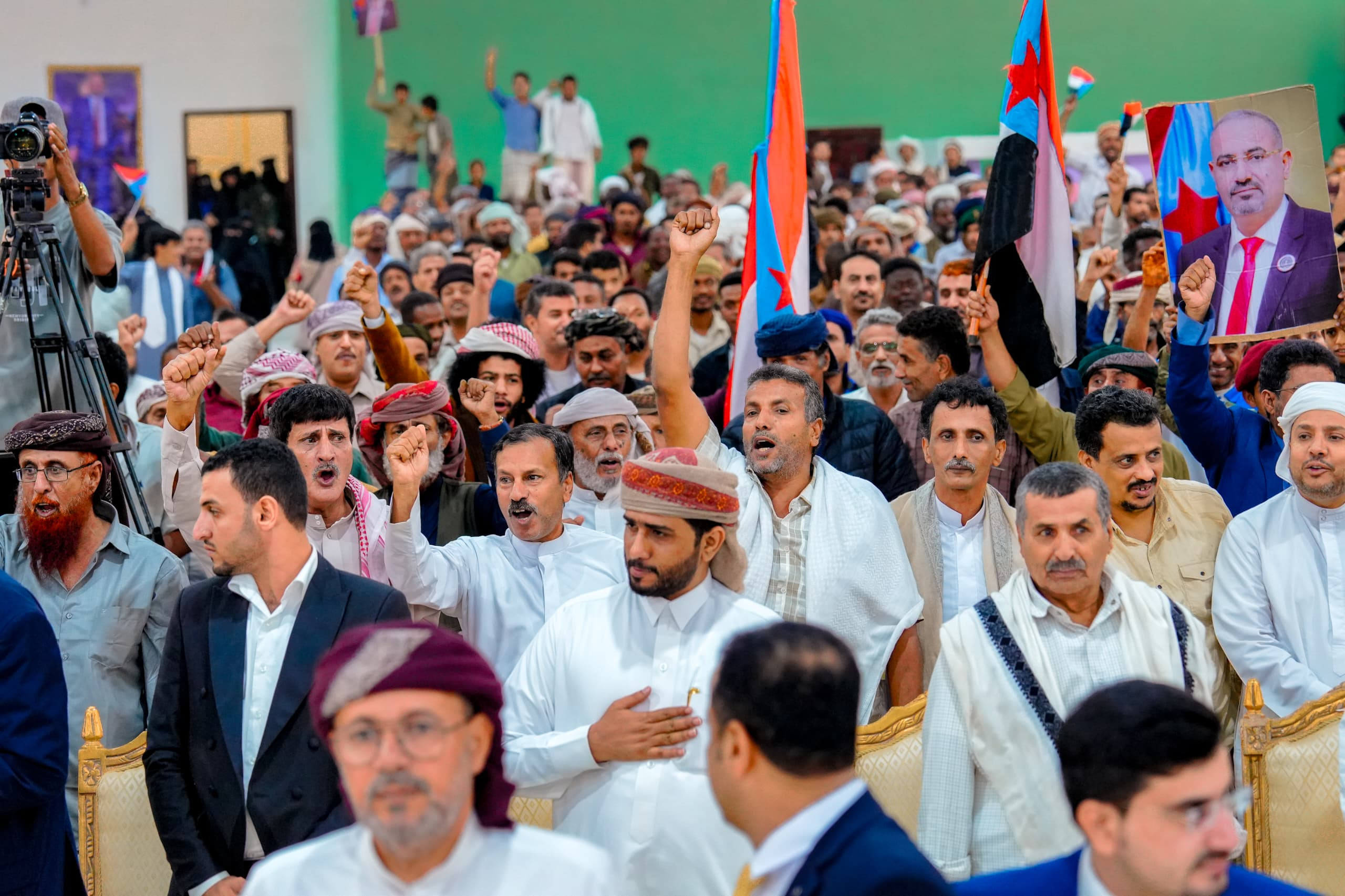الرئيس الزُبيدي يشهد الأمسية الرمضانية الحاشدة التي أقامتها قيادة المهرة بمناسبة زيارته للمحافظة الرئيس الزُبيدي يشهد الأمسية الرمضانية الحاشدة التي أقامتها قيادة المهرة بمناسبة زيارته للمحافظة