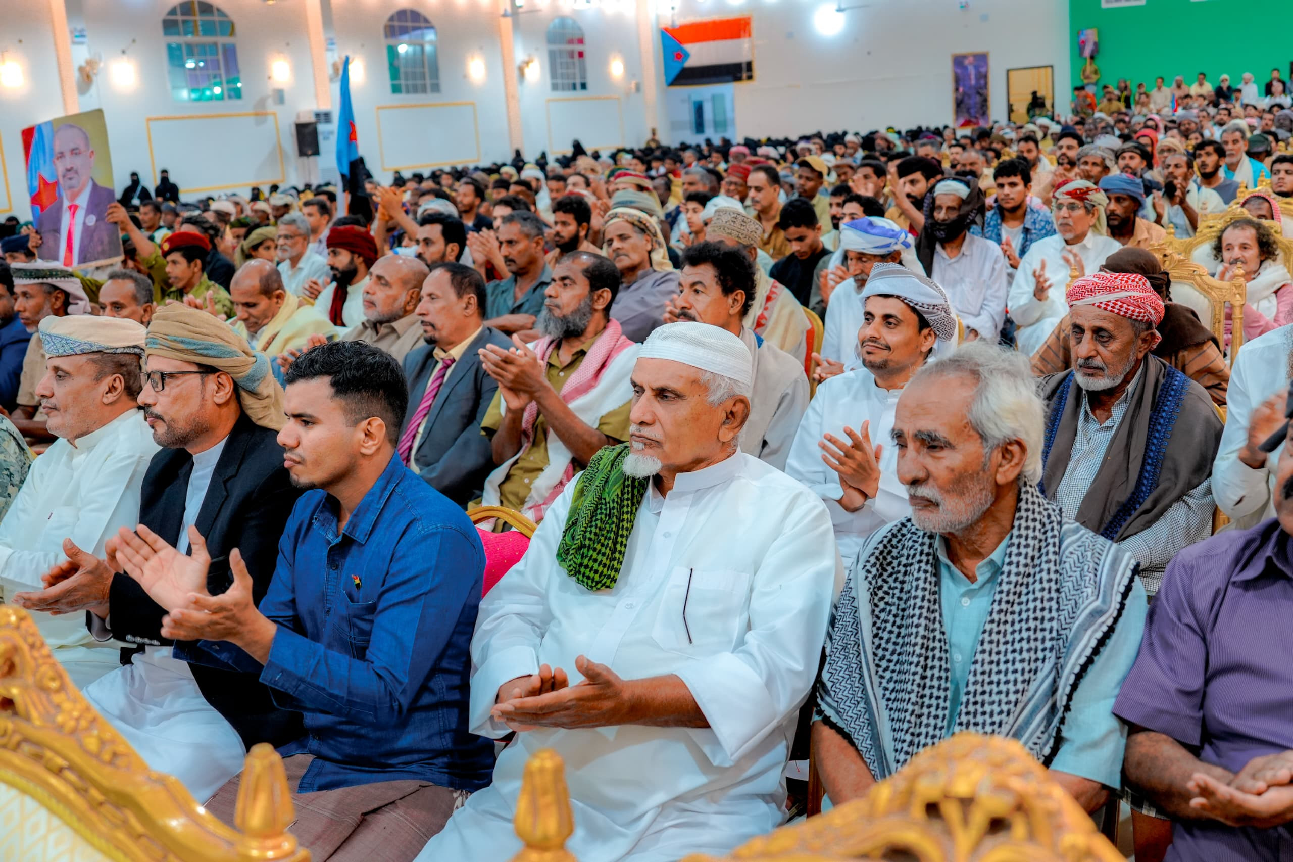 الرئيس الزُبيدي يشهد الأمسية الرمضانية الحاشدة التي أقامتها قيادة المهرة بمناسبة زيارته للمحافظة الرئيس الزُبيدي يشهد الأمسية الرمضانية الحاشدة التي أقامتها قيادة المهرة بمناسبة زيارته للمحافظة