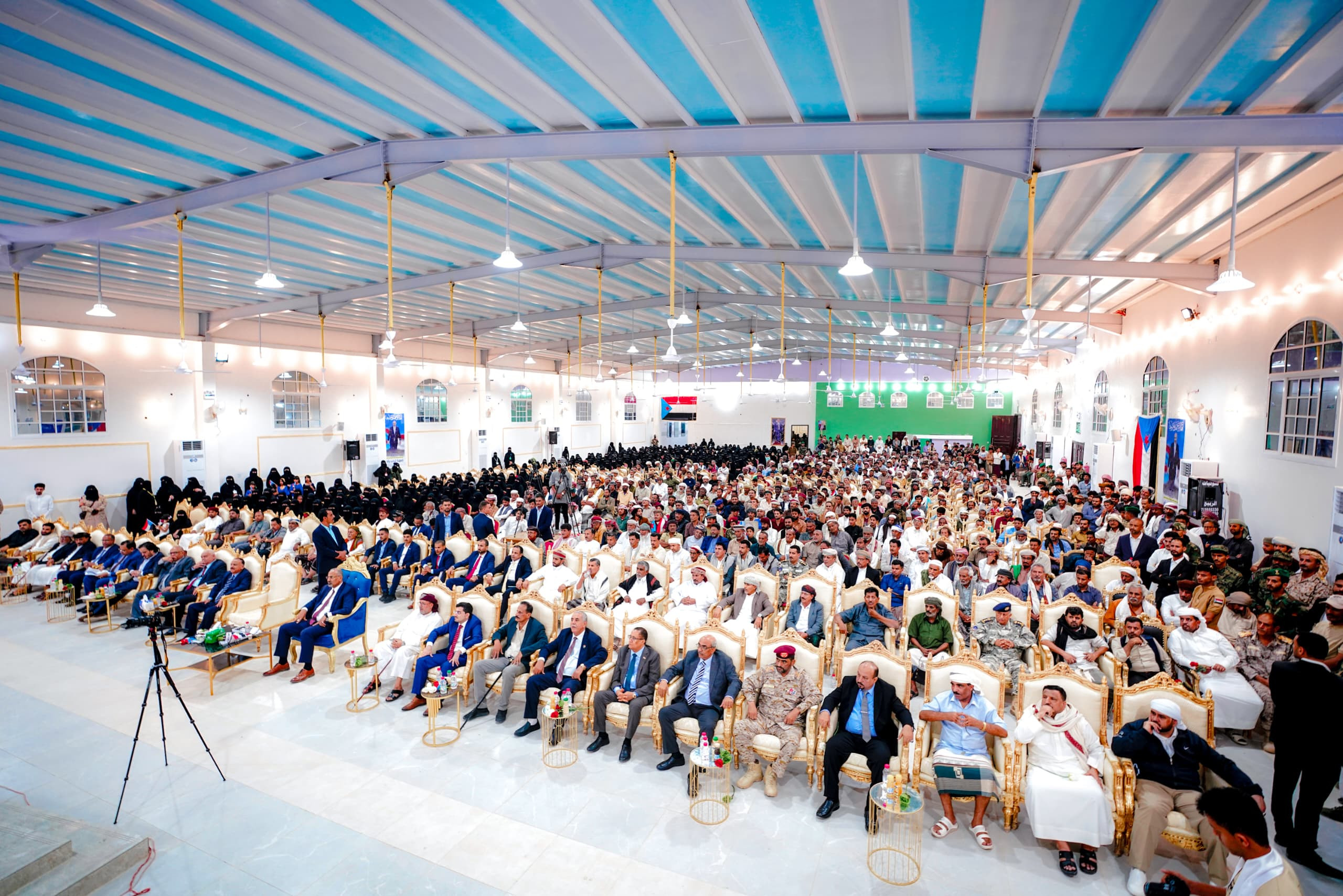 الرئيس الزُبيدي يشهد الأمسية الرمضانية الحاشدة التي أقامتها قيادة المهرة بمناسبة زيارته للمحافظة الرئيس الزُبيدي يشهد الأمسية الرمضانية الحاشدة التي أقامتها قيادة المهرة بمناسبة زيارته للمحافظة