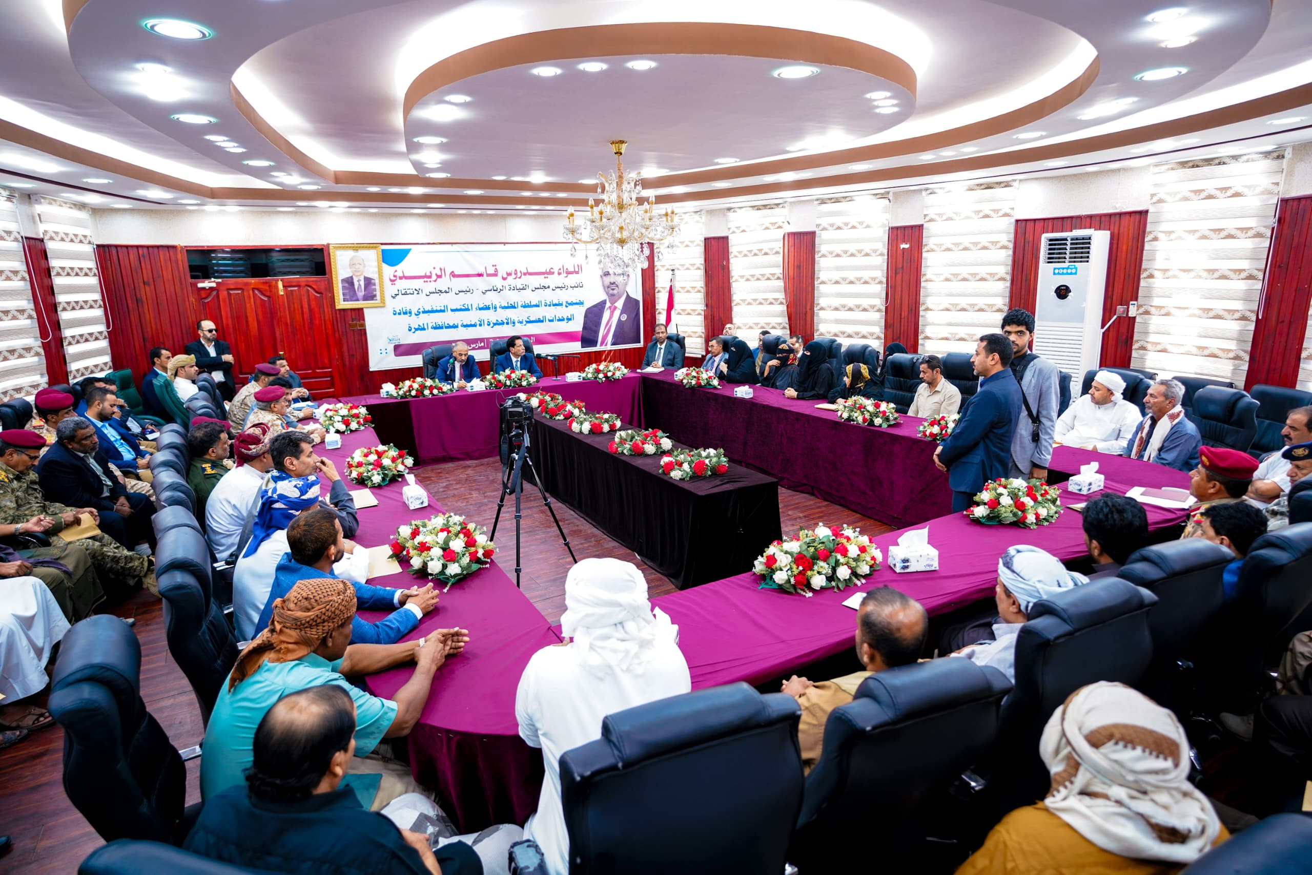 الرئيس الزُبيدي يرأس اجتماعًا للسلطة المحلية والقادة العسكريين والأمنيين بمحافظة المهرة الرئيس الزُبيدي يرأس اجتماعًا للسلطة المحلية والقادة العسكريين والأمنيين بمحافظة المهرة