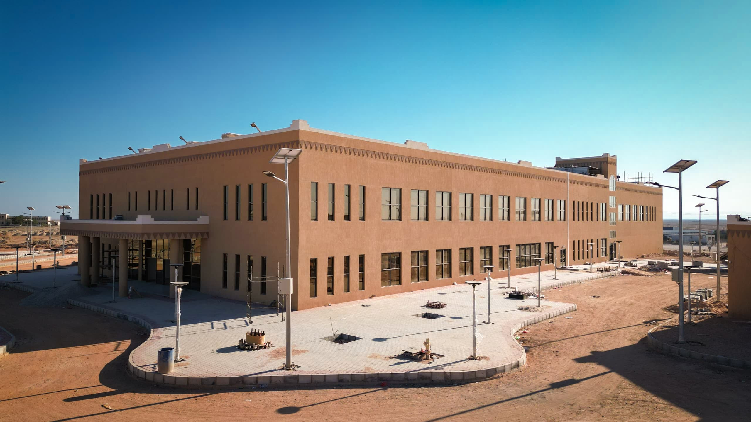 الرئيس الزُبيدي يتفقد سير العمل بمشروع مدينة الملك سلمان الطبية والتعليمية في المهرة الرئيس الزُبيدي يتفقد سير العمل بمشروع مدينة الملك سلمان الطبية والتعليمية في المهرة
