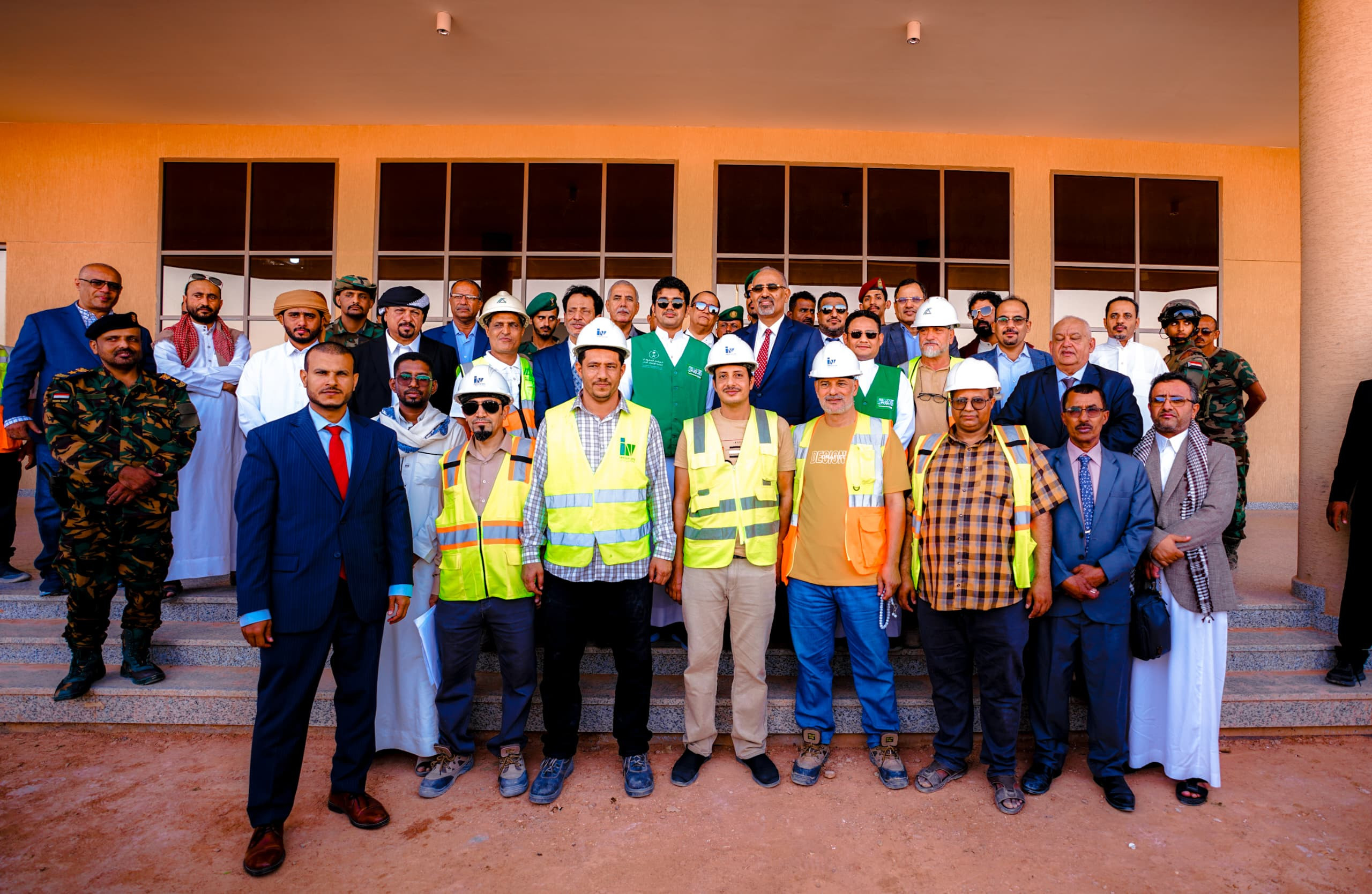 الرئيس الزُبيدي يتفقد سير العمل بمشروع مدينة الملك سلمان الطبية والتعليمية في المهرة الرئيس الزُبيدي يتفقد سير العمل بمشروع مدينة الملك سلمان الطبية والتعليمية في المهرة