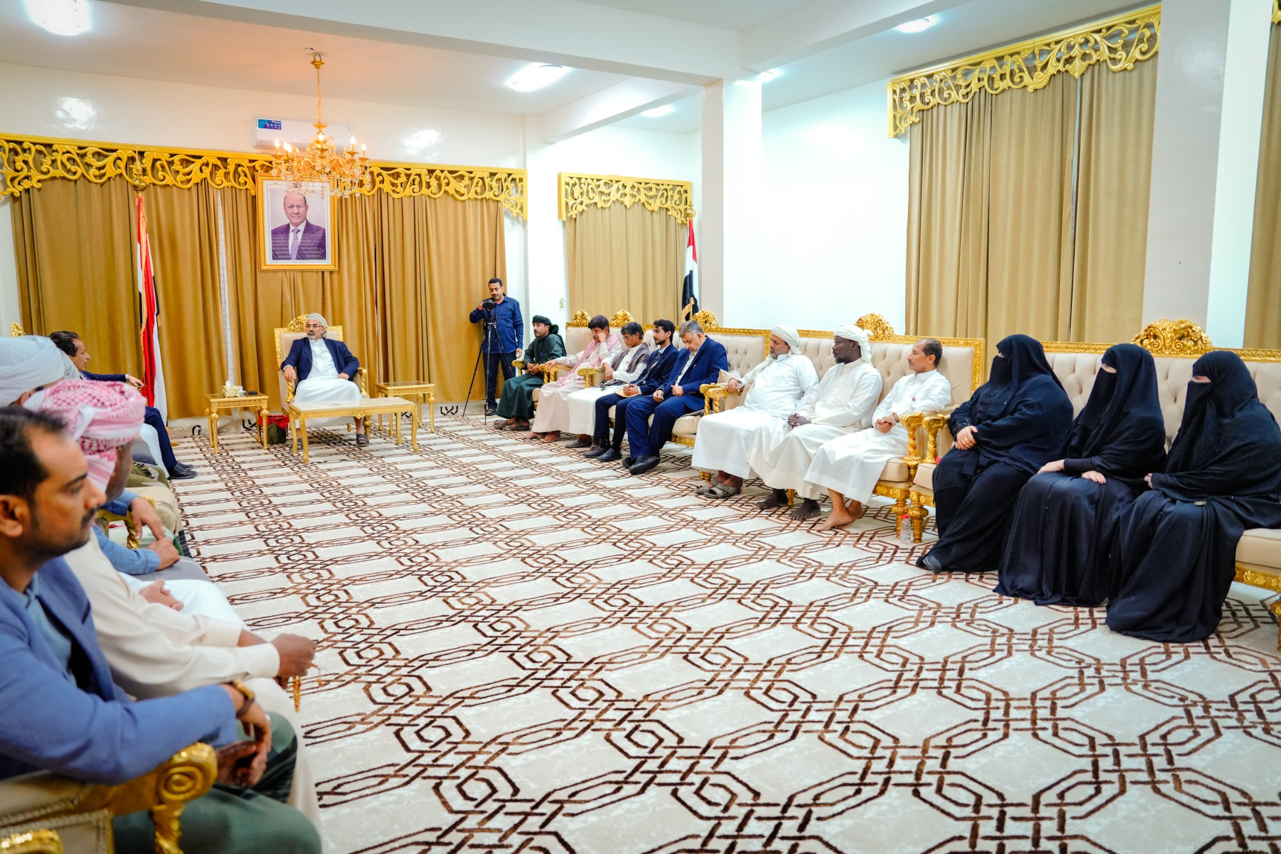 الرئيس الزُبيدي يرأس اجتماعًا لتنفيذية انتقالي المهرة ويؤكد على التمكين السياسي لأبناء المحافظة الرئيس الزُبيدي يرأس اجتماعًا لتنفيذية انتقالي المهرة ويؤكد على التمكين السياسي لأبناء المحافظة