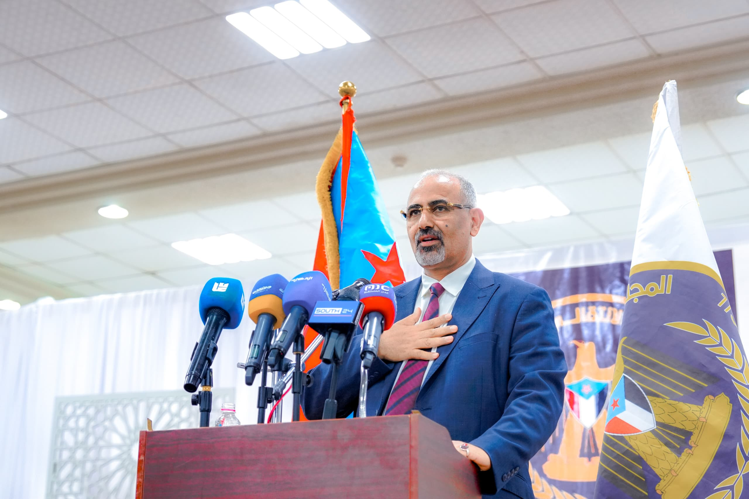 الرئيس الزُبيدي يعقد لقاءً موسعًا بمختلف شرائح وفئات المجتمع الحضرمي الرئيس الزُبيدي يعقد لقاءً موسعًا بمختلف شرائح وفئات المجتمع الحضرمي