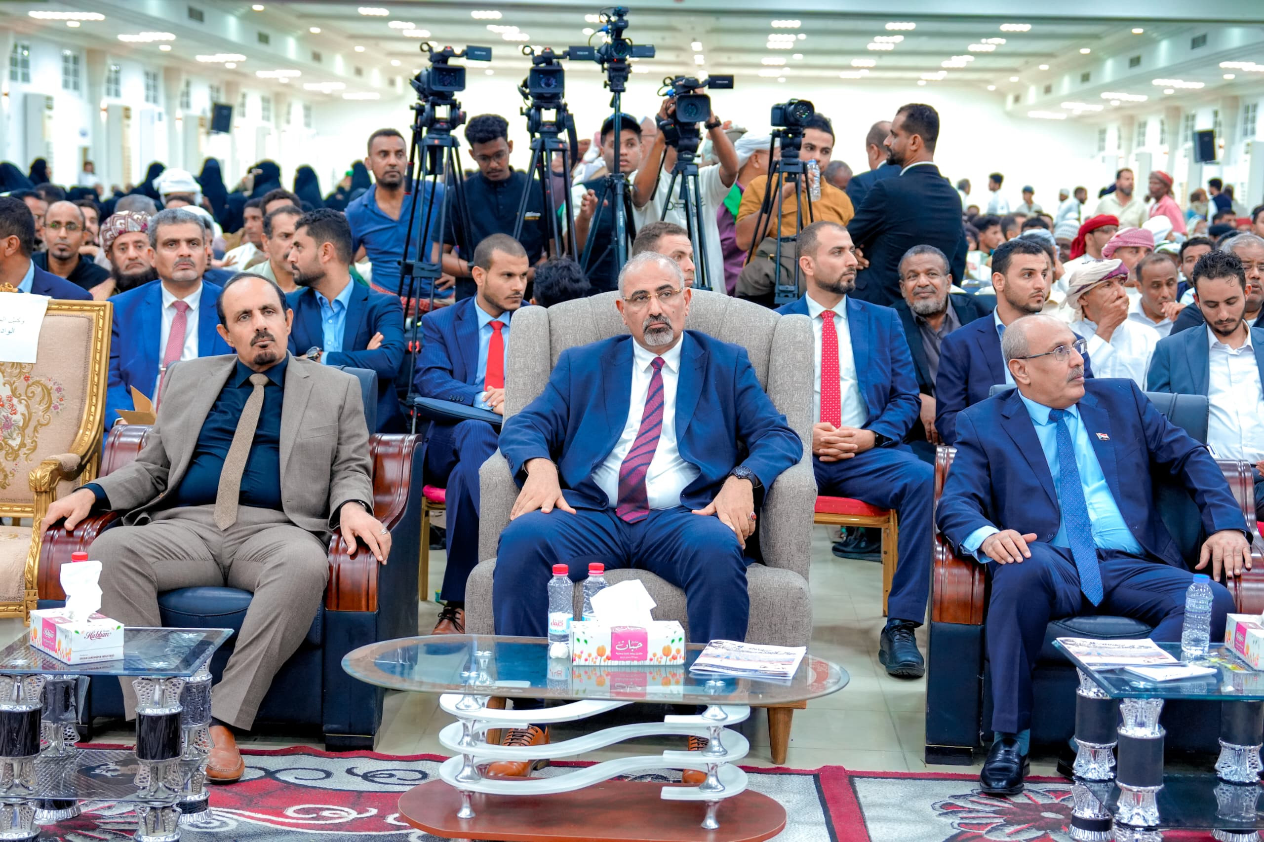 الرئيس الزُبيدي يعقد لقاءً موسعًا بمختلف شرائح وفئات المجتمع الحضرمي الرئيس الزُبيدي يعقد لقاءً موسعًا بمختلف شرائح وفئات المجتمع الحضرمي