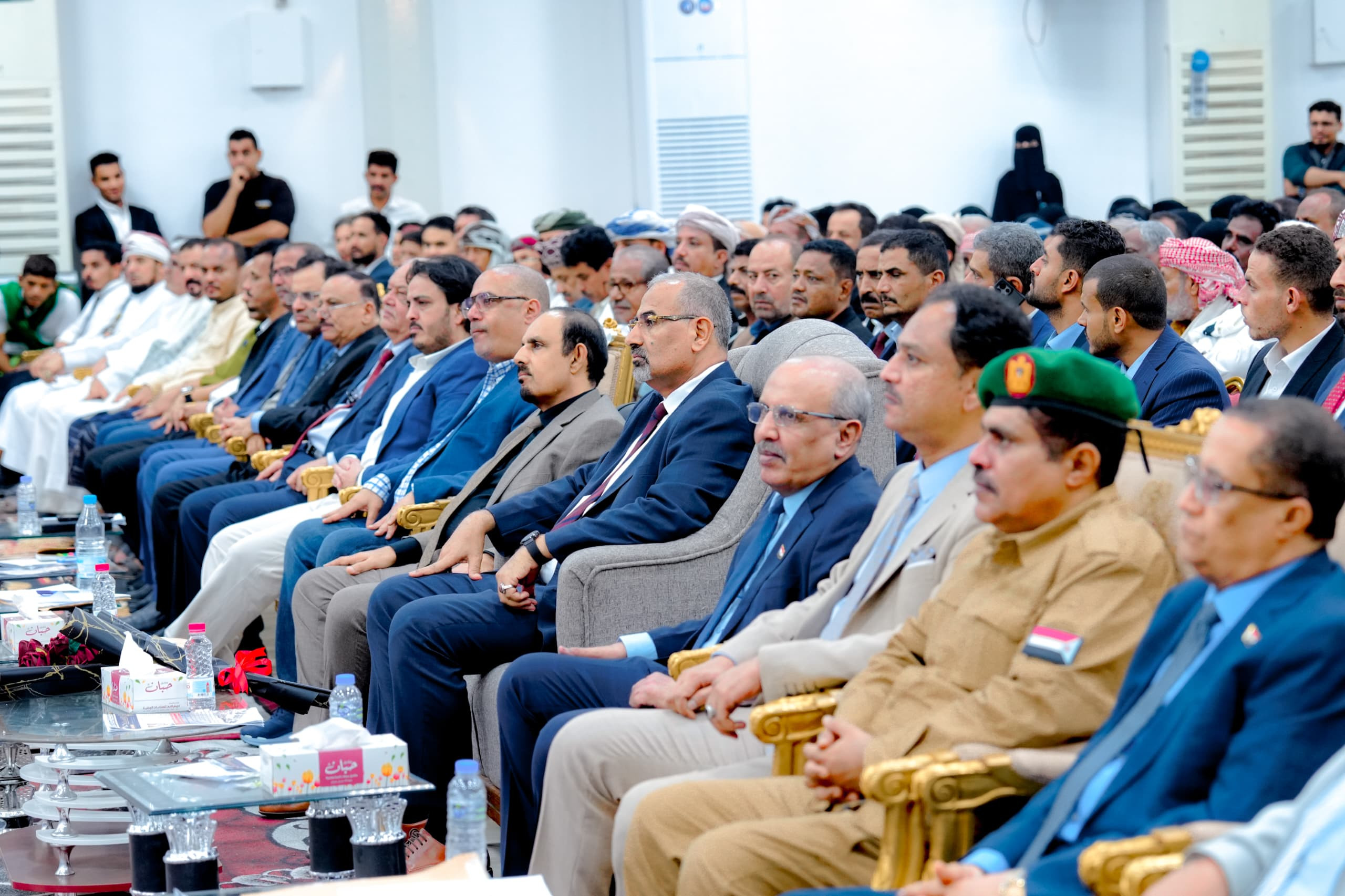 الرئيس الزُبيدي يعقد لقاءً موسعًا بمختلف شرائح وفئات المجتمع الحضرمي الرئيس الزُبيدي يعقد لقاءً موسعًا بمختلف شرائح وفئات المجتمع الحضرمي